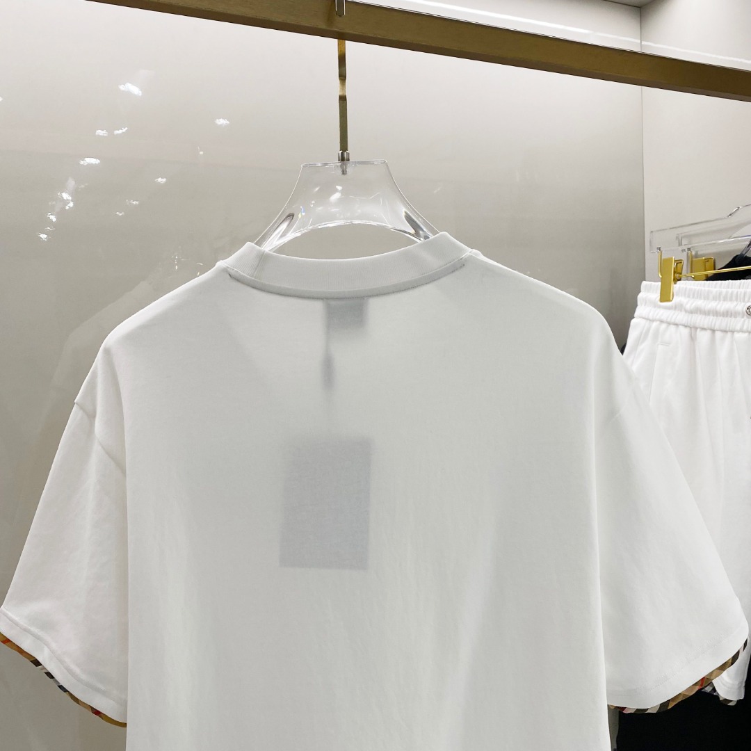 /套 巴宝莉 2025春夏最新款，男女同款，经典设计短袖T恤短裤套装，定制纯棉面料，手感柔软，穿着舒适，