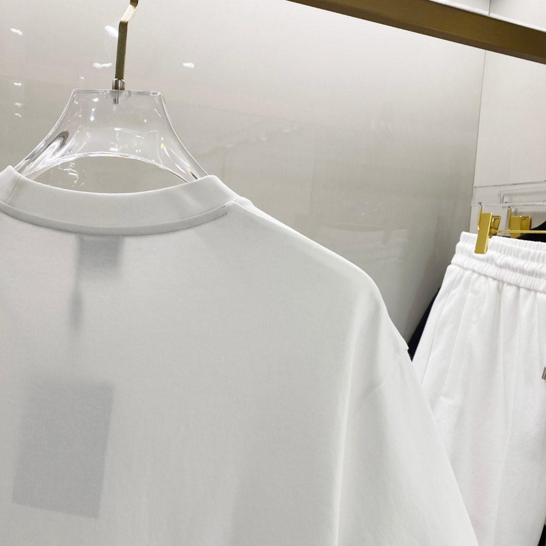 /套 巴宝莉 2025春夏最新款，男女同款，经典设计短袖T恤短裤套装，定制纯棉面料，手感柔软，穿着舒适，