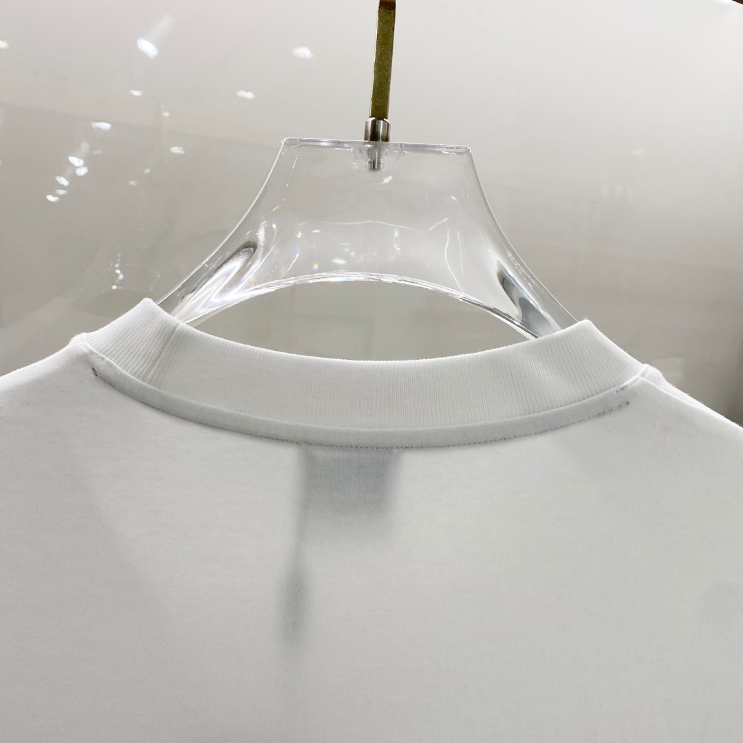 /套 巴宝莉 2025春夏最新款，男女同款，经典设计短袖T恤短裤套装，定制纯棉面料，手感柔软，穿着舒适，