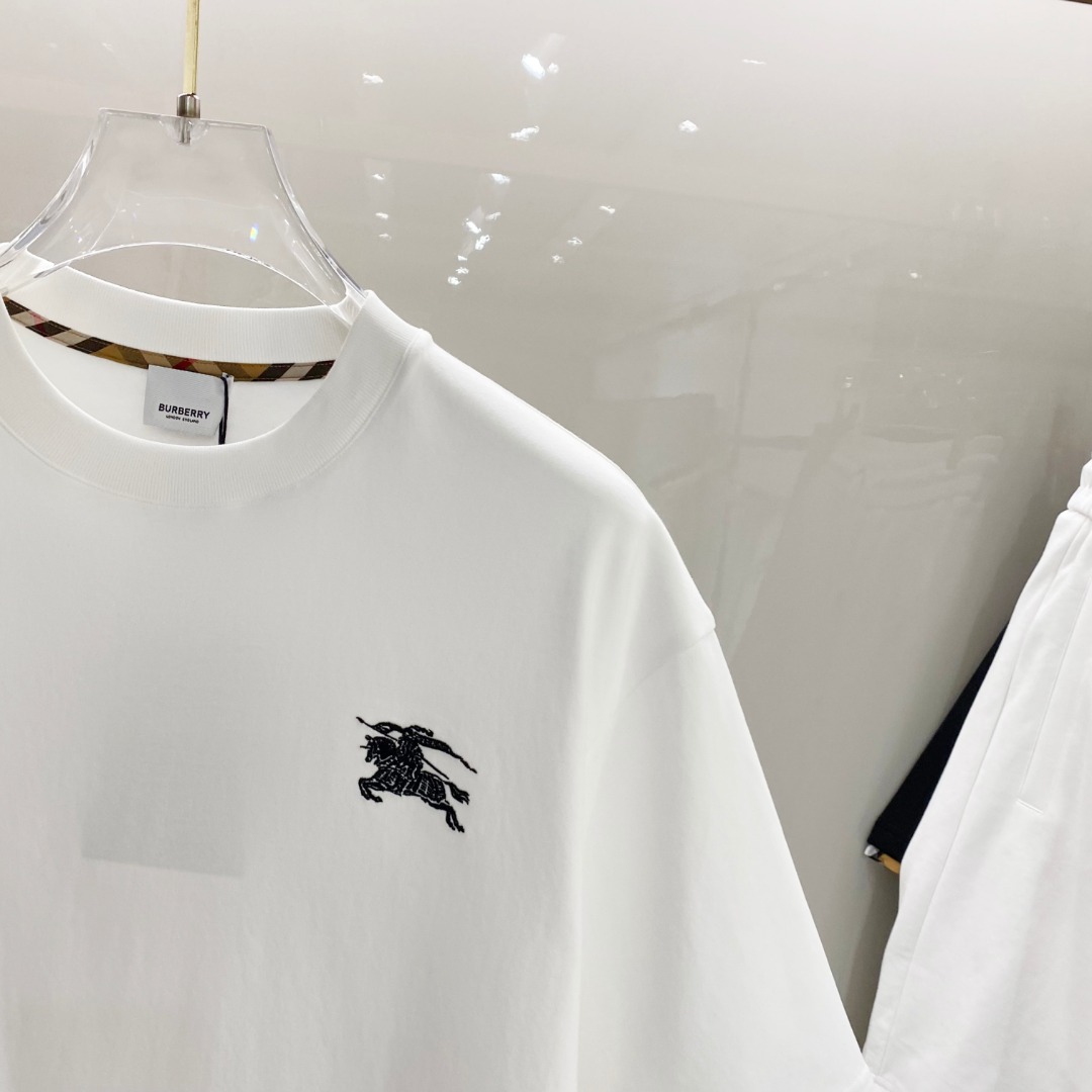 /套 巴宝莉 2025春夏最新款，男女同款，经典设计短袖T恤短裤套装，定制纯棉面料，手感柔软，穿着舒适，