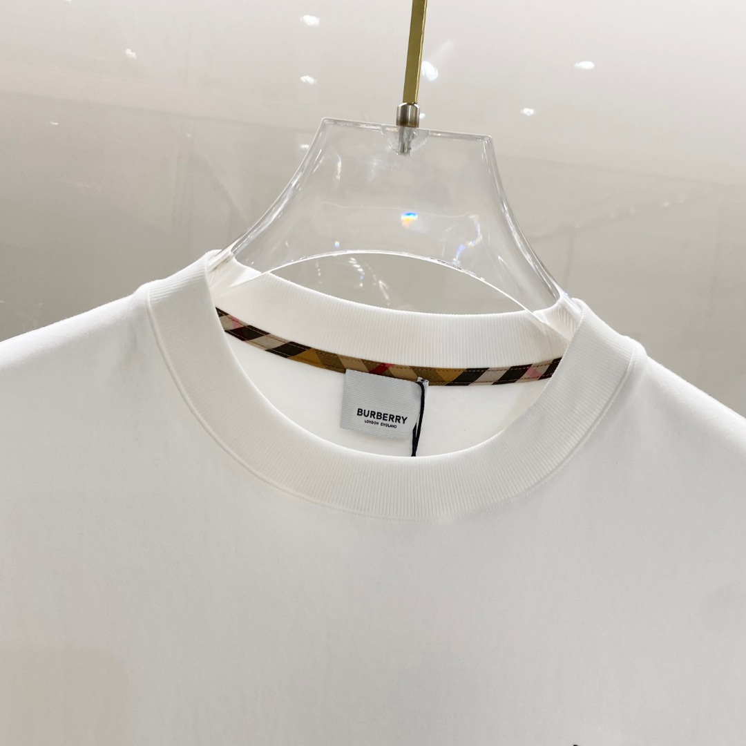 /套 巴宝莉 2025春夏最新款，男女同款，经典设计短袖T恤短裤套装，定制纯棉面料，手感柔软，穿着舒适，