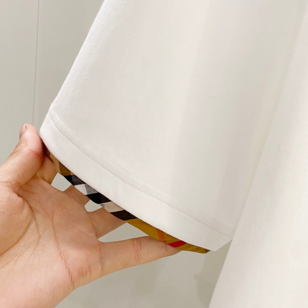 /套 巴宝莉 2025春夏最新款，男女同款，经典设计短袖T恤短裤套装，定制纯棉面料，手感柔软，穿着舒适，