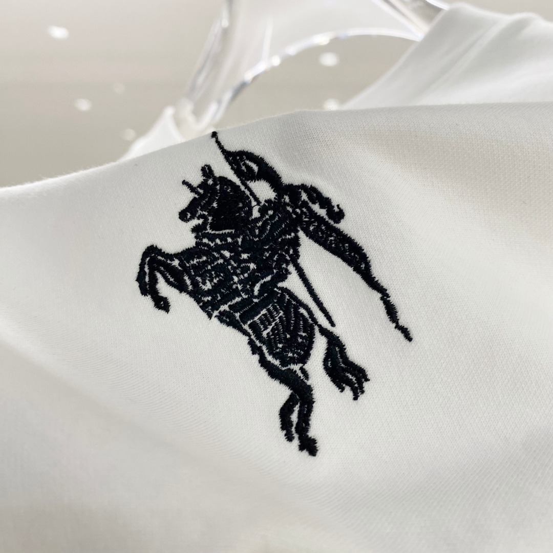 /套 巴宝莉 2025春夏最新款，男女同款，经典设计短袖T恤短裤套装，定制纯棉面料，手感柔软，穿着舒适，