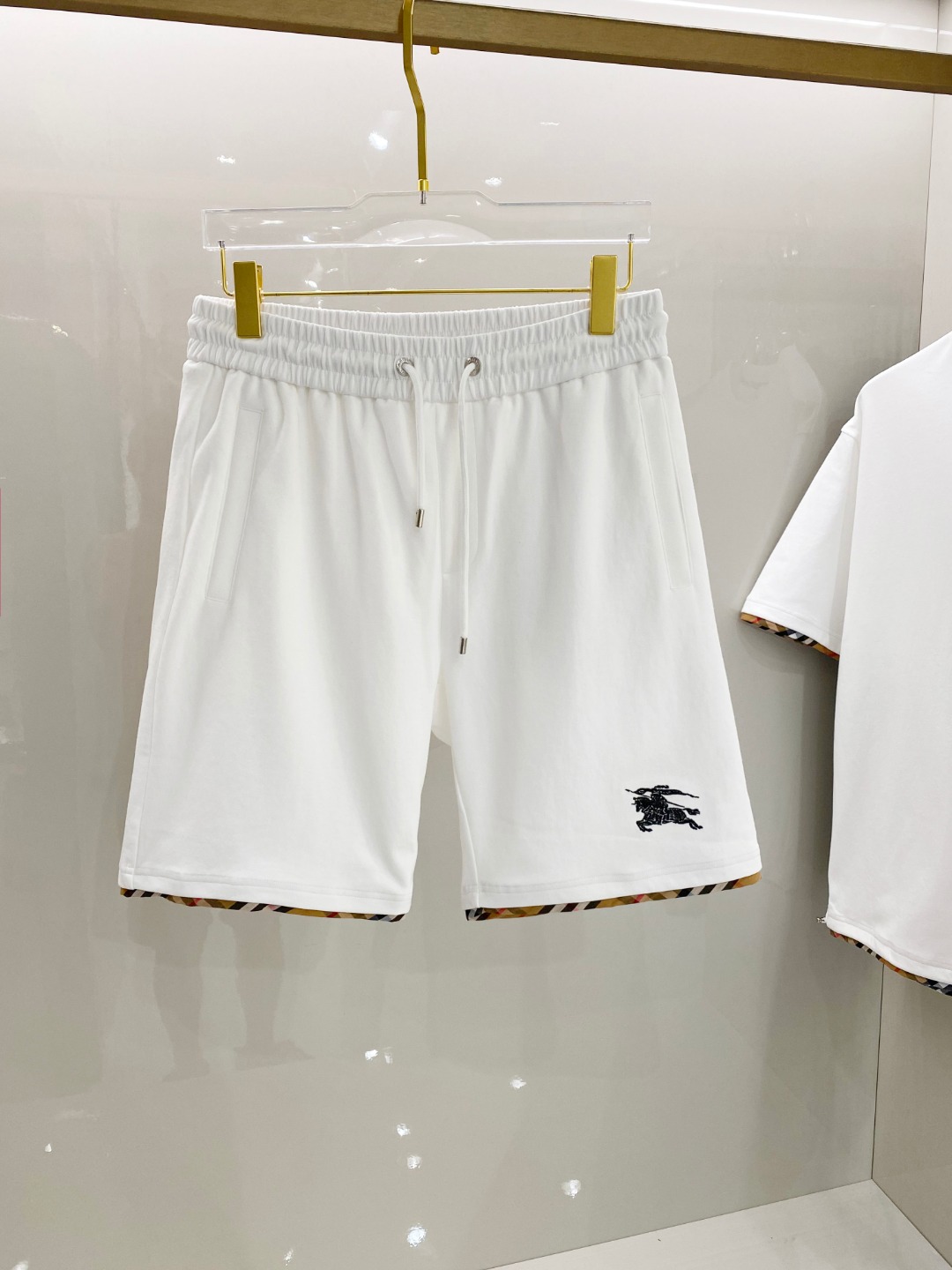 /套 巴宝莉 2025春夏最新款，男女同款，经典设计短袖T恤短裤套装，定制纯棉面料，手感柔软，穿着舒适，