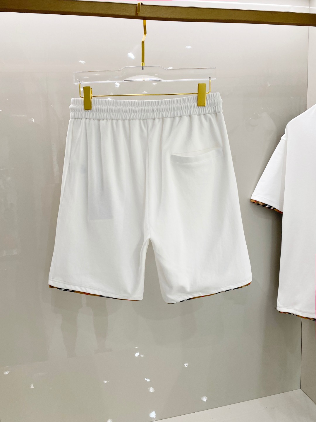 /套 巴宝莉 2025春夏最新款，男女同款，经典设计短袖T恤短裤套装，定制纯棉面料，手感柔软，穿着舒适，