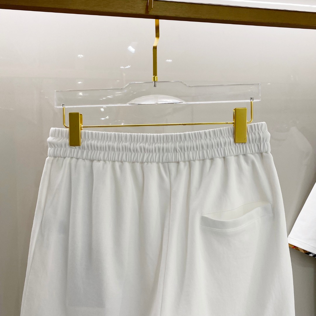 /套 巴宝莉 2025春夏最新款，男女同款，经典设计短袖T恤短裤套装，定制纯棉面料，手感柔软，穿着舒适，