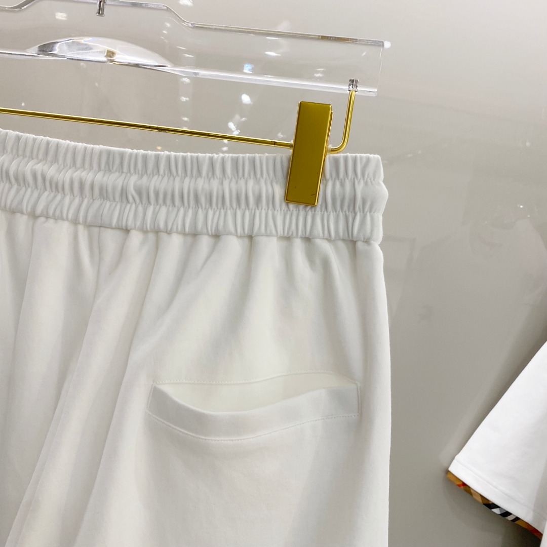 /套 巴宝莉 2025春夏最新款，男女同款，经典设计短袖T恤短裤套装，定制纯棉面料，手感柔软，穿着舒适，