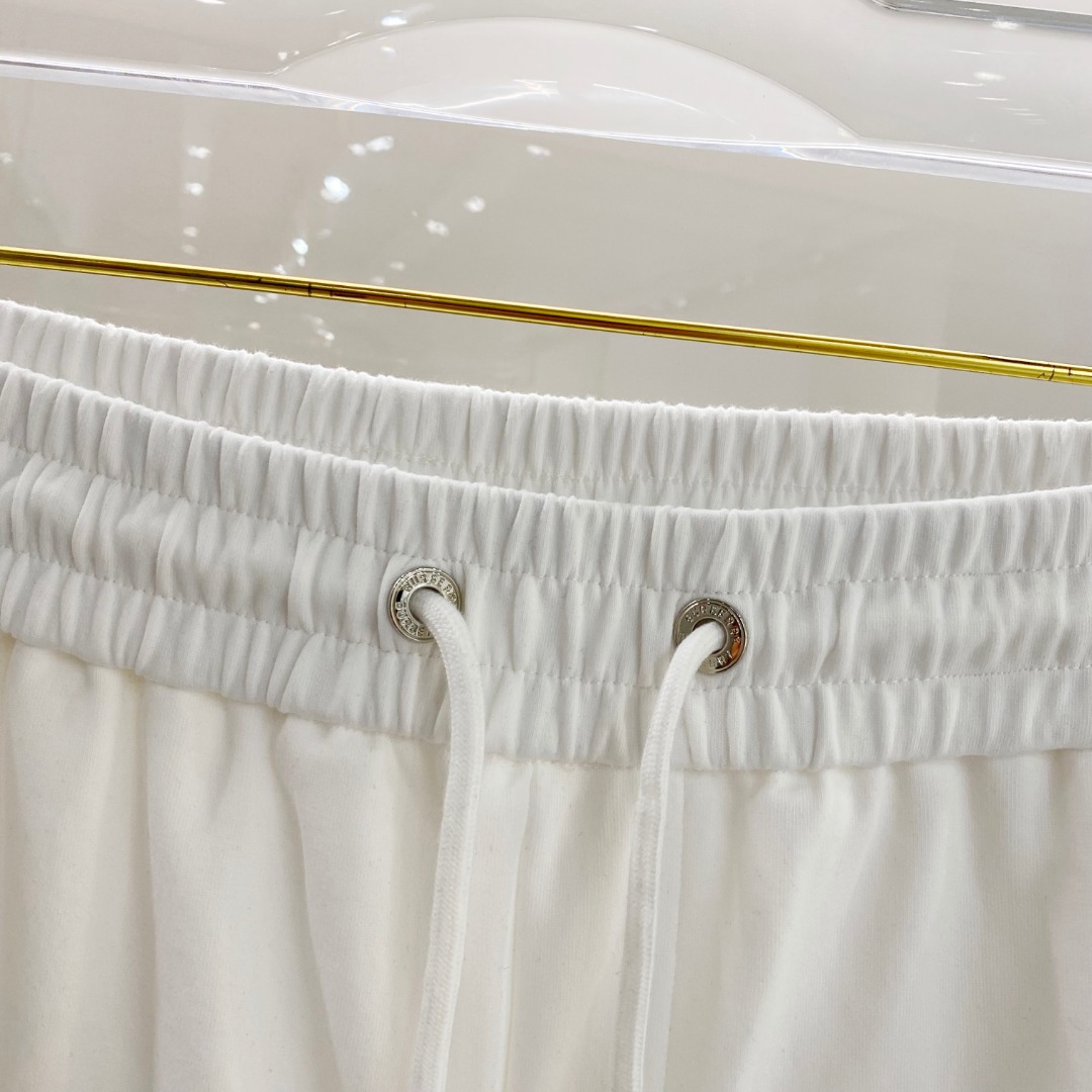 /套 巴宝莉 2025春夏最新款，男女同款，经典设计短袖T恤短裤套装，定制纯棉面料，手感柔软，穿着舒适，