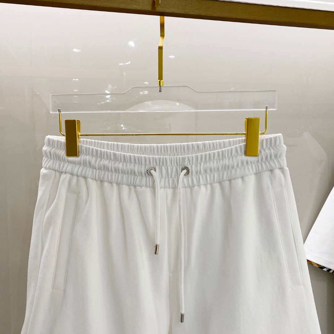 /套 巴宝莉 2025春夏最新款，男女同款，经典设计短袖T恤短裤套装，定制纯棉面料，手感柔软，穿着舒适，