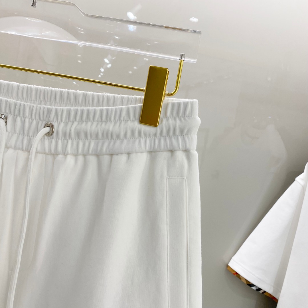 /套 巴宝莉 2025春夏最新款，男女同款，经典设计短袖T恤短裤套装，定制纯棉面料，手感柔软，穿着舒适，