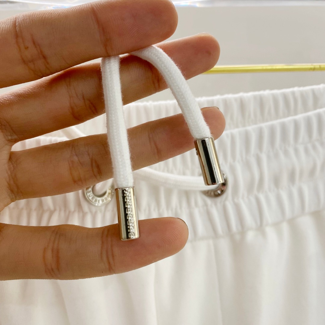 /套 巴宝莉 2025春夏最新款，男女同款，经典设计短袖T恤短裤套装，定制纯棉面料，手感柔软，穿着舒适，