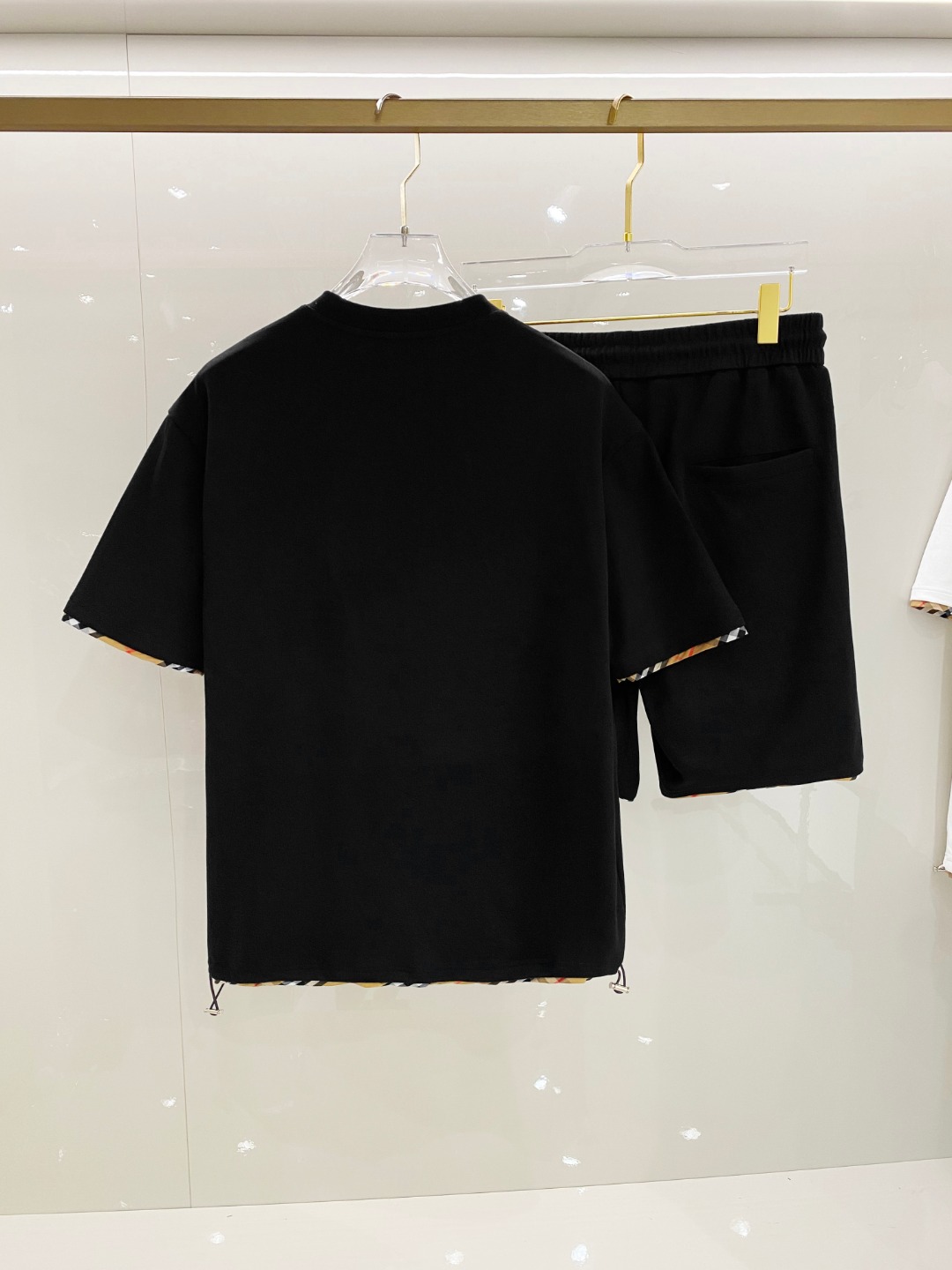 /套 巴宝莉 2025春夏最新款，男女同款，经典设计短袖T恤短裤套装，定制纯棉面料，手感柔软，穿着舒适，