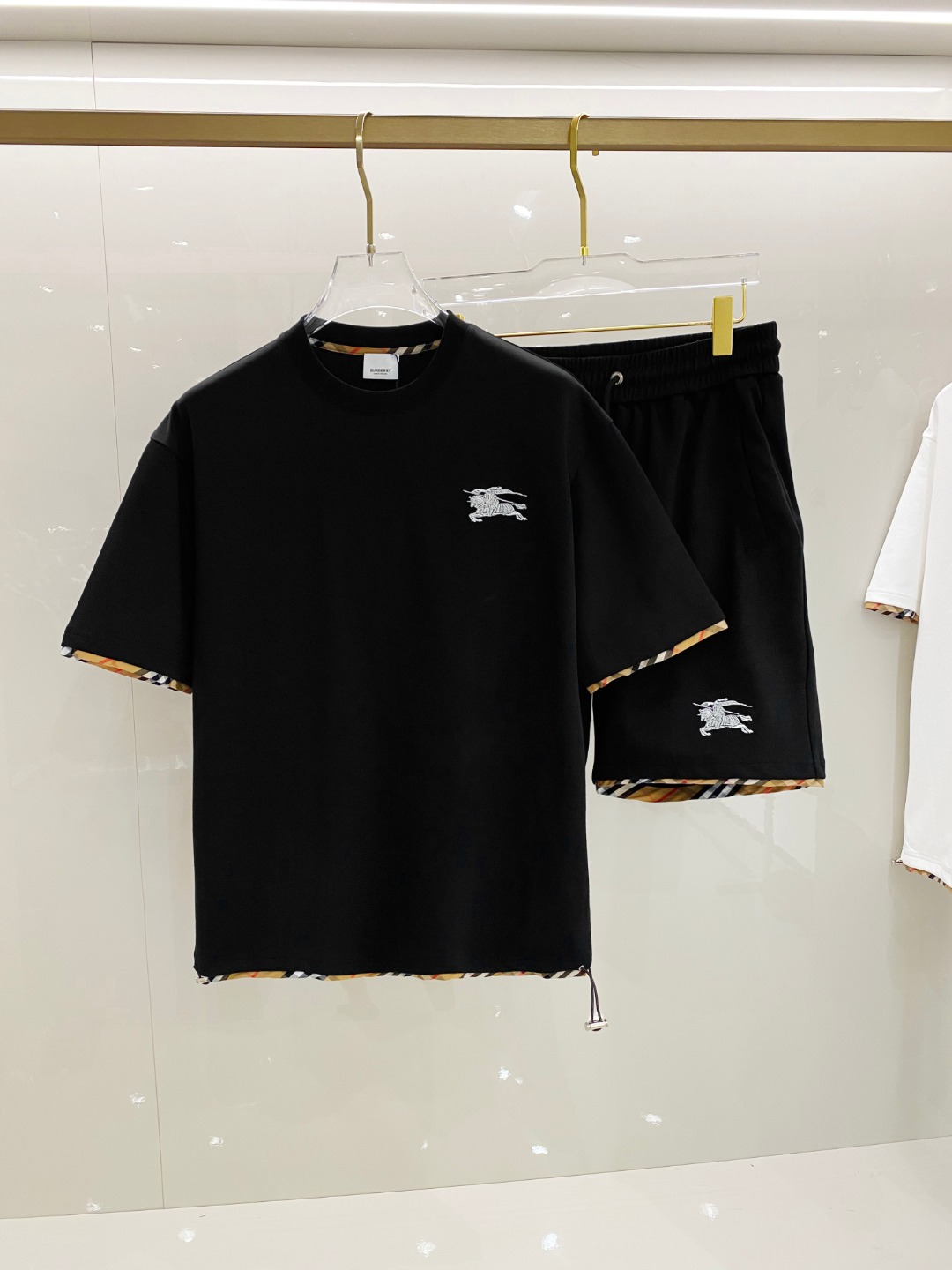 /套 巴宝莉 2025春夏最新款，男女同款，经典设计短袖T恤短裤套装，定制纯棉面料，手感柔软，穿着舒适，