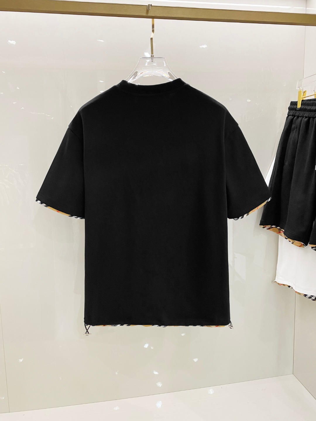 /套 巴宝莉 2025春夏最新款，男女同款，经典设计短袖T恤短裤套装，定制纯棉面料，手感柔软，穿着舒适，