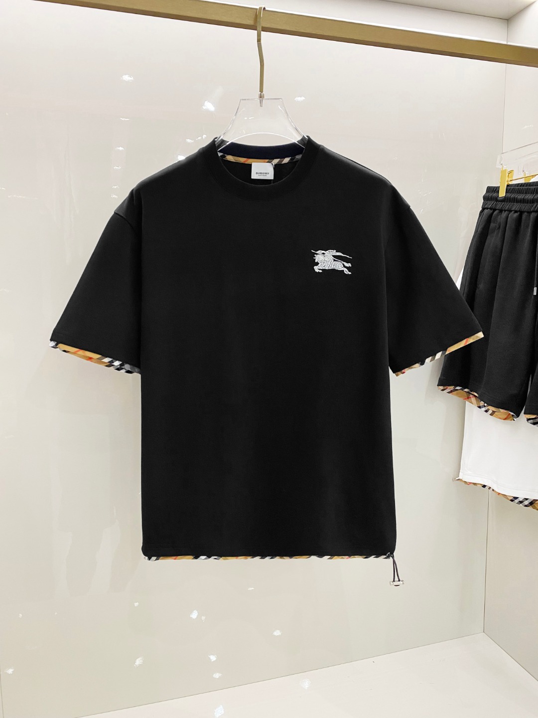 /套 巴宝莉 2025春夏最新款，男女同款，经典设计短袖T恤短裤套装，定制纯棉面料，手感柔软，穿着舒适，