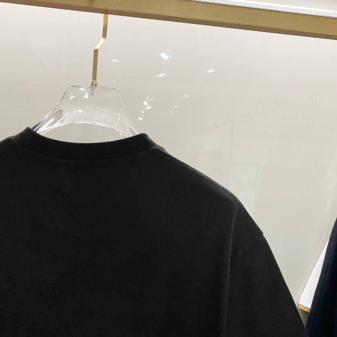 /套 巴宝莉 2025春夏最新款，男女同款，经典设计短袖T恤短裤套装，定制纯棉面料，手感柔软，穿着舒适，