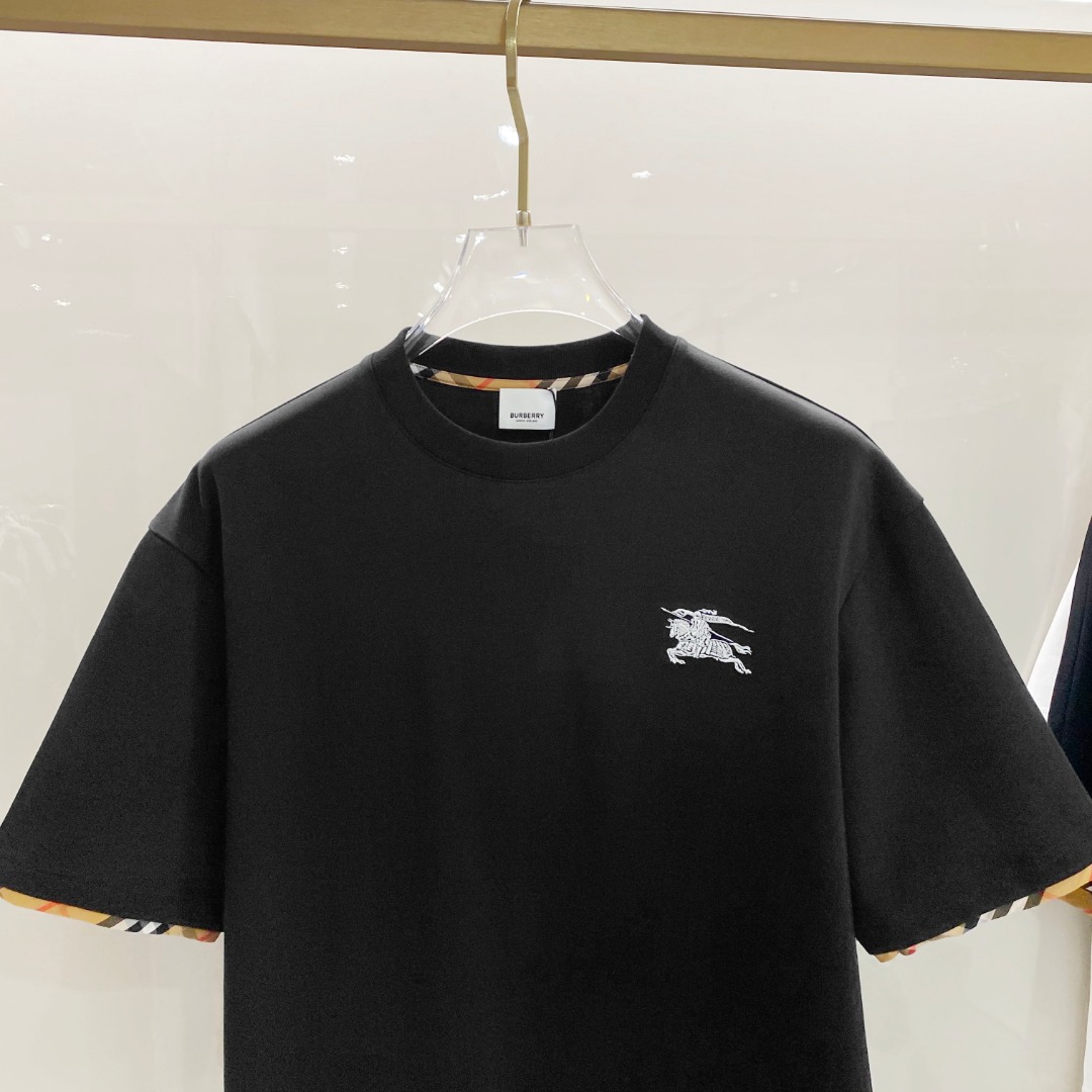 /套 巴宝莉 2025春夏最新款，男女同款，经典设计短袖T恤短裤套装，定制纯棉面料，手感柔软，穿着舒适，