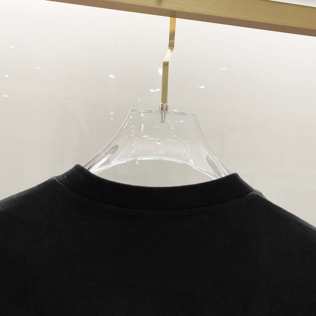 /套 巴宝莉 2025春夏最新款，男女同款，经典设计短袖T恤短裤套装，定制纯棉面料，手感柔软，穿着舒适，