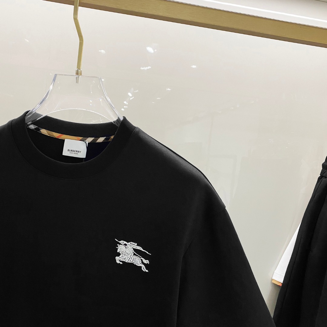 /套 巴宝莉 2025春夏最新款，男女同款，经典设计短袖T恤短裤套装，定制纯棉面料，手感柔软，穿着舒适，