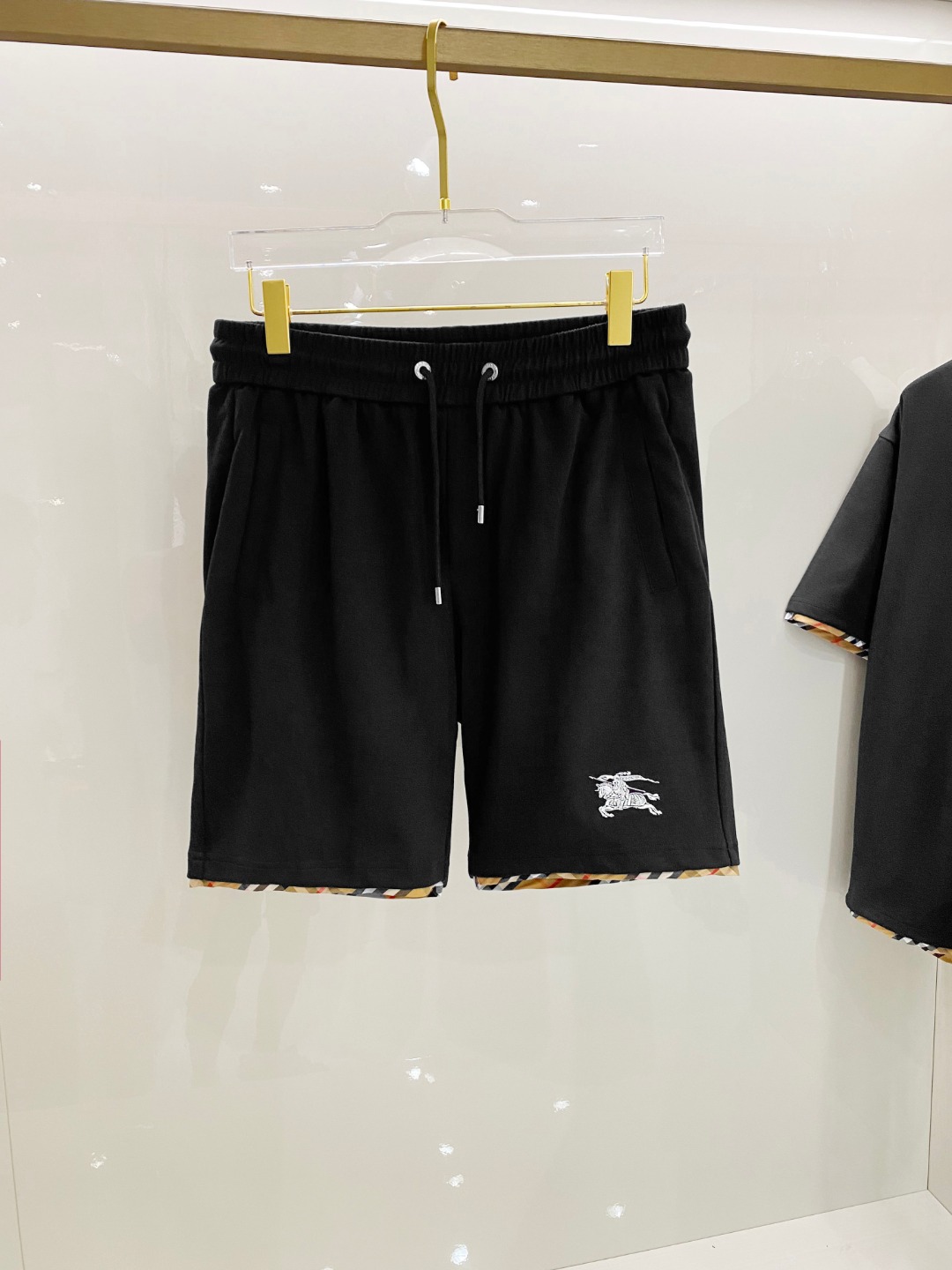 NO:512747,/Set Burberry's latest spring and summer 2025 style, same style for men and women, classic design short-sleeved T-shirt shorts suit, customized pure cotton fabric, soft touch, comfortable to wear, fine workmanship. The upper body effect is invincible and handsome, size M-3XL, burberry, shorts, T-shirt, tees, t-shirt, alexander wang19860909/套 巴宝莉 2025春夏最新款,男女同款,经典设计短袖T恤短裤套装,定制纯棉面料,手感柔软,穿着舒适,做工精细.上身效果无敌帅气,码数M-3XL,,burberry,shorts,T-shirt,tees，t-shirt,alexander wang,Men's clothing