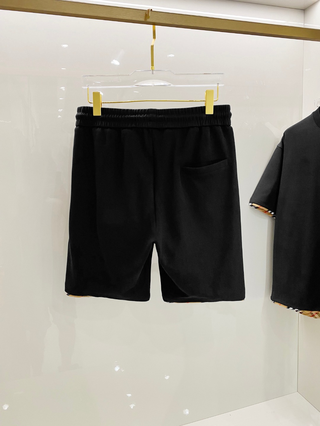 /套 巴宝莉 2025春夏最新款，男女同款，经典设计短袖T恤短裤套装，定制纯棉面料，手感柔软，穿着舒适，