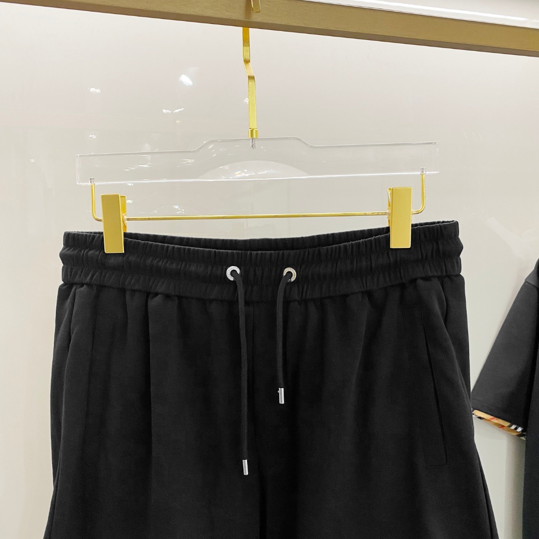 /套 巴宝莉 2025春夏最新款，男女同款，经典设计短袖T恤短裤套装，定制纯棉面料，手感柔软，穿着舒适，