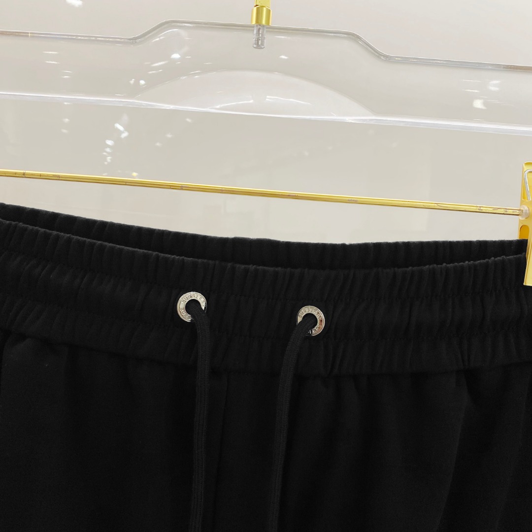 /套 巴宝莉 2025春夏最新款，男女同款，经典设计短袖T恤短裤套装，定制纯棉面料，手感柔软，穿着舒适，