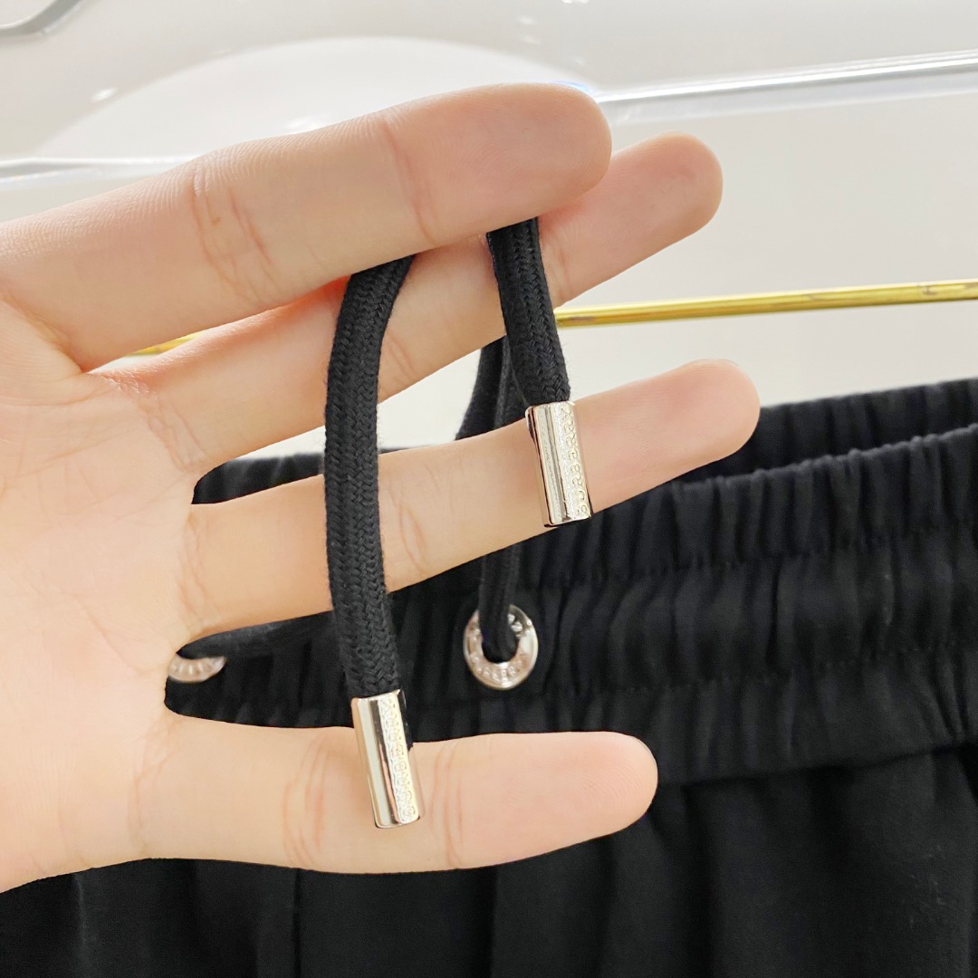 /套 巴宝莉 2025春夏最新款，男女同款，经典设计短袖T恤短裤套装，定制纯棉面料，手感柔软，穿着舒适，