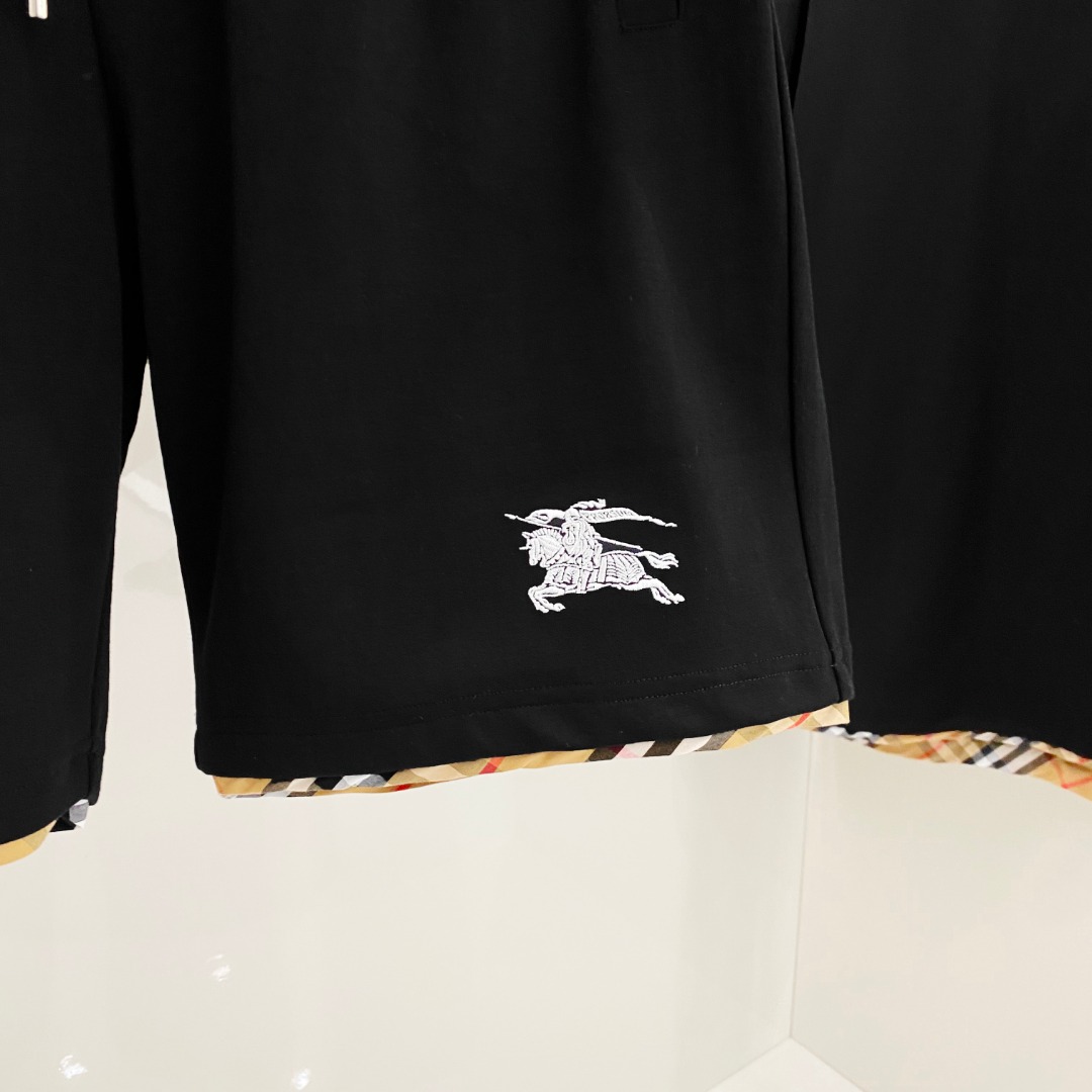 /套 巴宝莉 2025春夏最新款，男女同款，经典设计短袖T恤短裤套装，定制纯棉面料，手感柔软，穿着舒适，