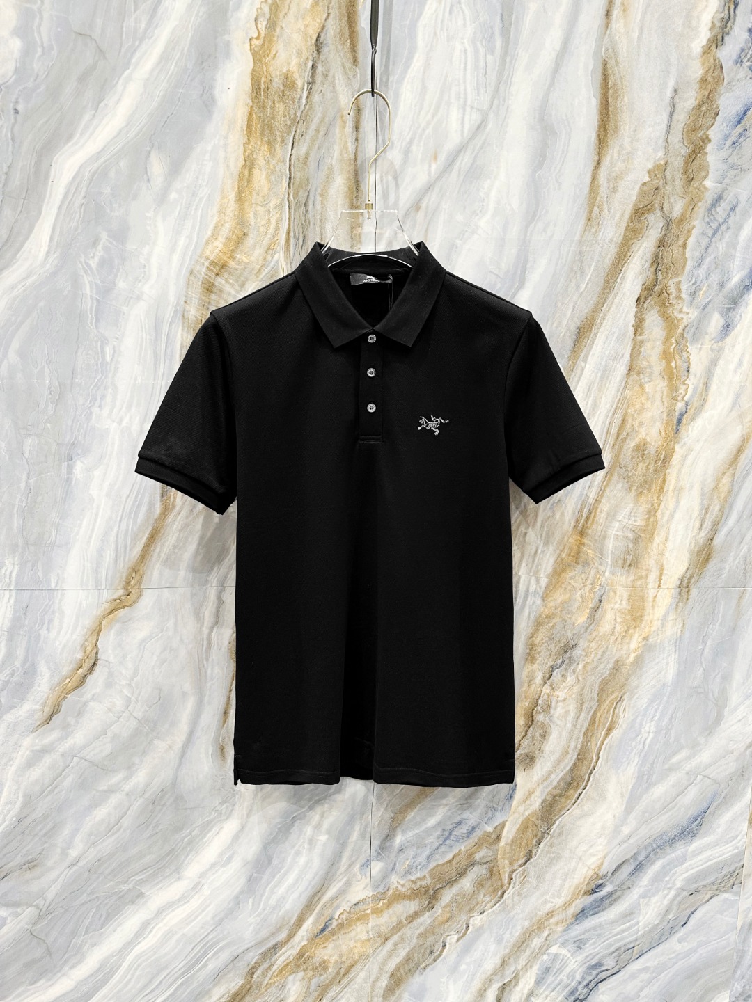 NO:505861,Archaeopteryx 2025ss summer new logo men's lapel Polo shirt!  Classic business men's style, high-end men's style at the ceiling level of business men's style!  Simple, fashionable and elegant, single-wearing inner wear is decent, quality control/detail control takes away, low-key, luxurious and connotative!  Customer-supplied fixed mesh flooring cotton cloth is carefully made, the surface of the fabric is evenly arranged and neatly arranged, with excellent breathability and heat dissipation and sweat resistance, and the comfort level of the upper body is completely better than that of ordinary single-sided sweat cloth tissue!  The classic brand LOGO logo on the chest is created with top-level craftsmanship. The LOGO has three-dimensional, clear and full texture, and is an extraordinary product in the classic field whether it is inner wear or single wear!  The exquisite cutting process, the processing of every detail is very standard and delicate, and it is comparable to that of ordinary LOW products on the market. Men must enter the basic versatile Polo shirts!  Size M-3XL Data reference M: bust 104cm-shoulder width 45cm-coat length 69cm-sleeve length 21cm L: bust 108cm-shoulder width 46cm-coat length 70cm-sleeve length 22cm XL: bust 112cm-shoulder width 47cm-coat length 71cm-sleeve length 23cm XXL: bust 116cm-shoulder width 48cm-coat length 72cm-sleeve length 24cm 3XL: bust 120cm-shoulder width 49cm-coat length 73cm-sleeve length 24cm, arc'teryx,alexander wang19860909始祖鸟 2025ss夏季新款 logo男士翻领Polo衫！经典商务男款,高端男装的天花板级别的商务男款！简约时尚大气不失优雅,单穿内搭体面过人,品质控/细节控的闭眼带走,低调又奢华有内涵！ 客供定织网眼珠地棉布精心制成,面料表面排列均匀整齐的网眼纹理,透气性和散热排汗性极佳,上身舒适程度完全优于普通单面汗布组织！胸前经典的品牌LOGO标识,采用顶级工艺打造,LOGO立体清晰饱满,质感非凡的特质,无论是内搭还是单穿都是一款经典领域的产品！精妙绝伦的裁剪工艺,每一个细节处理的非常标准细腻,非市面一般LOW货可以媲美的,男士必入基础百搭款Polo衫推荐！ 尺码M-3XL 数据参考 M码:胸围104cm-肩宽45cm-衣长69cm-袖长21cm L码:胸围108cm-肩宽46cm-衣长70cm-袖长22cm XL码:胸围112cm-肩宽47cm-衣长71cm-袖长23cm XXL码:胸围116cm-肩宽48cm-衣长72cm-袖长24cm 3XL码:胸围120cm-肩宽49cm-衣长73cm-袖长24cm,arc'teryx,alexander wang,Men's clothing
