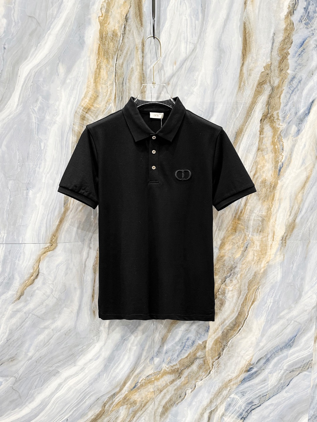 NO:505865,Dior 2025ss summer new logo men's lapel Polo shirt!  Classic business men's style, high-end men's style at the ceiling level of business men's style!  Simple, fashionable and elegant, single-wearing inner wear is decent, quality control/detail control takes away, low-key, luxurious and connotative!  Customer-supplied fixed mesh flooring cotton cloth is carefully made, the surface of the fabric is evenly arranged and neatly arranged, with excellent breathability and heat dissipation and sweat resistance, and the comfort level of the upper body is completely better than that of ordinary single-sided sweat cloth tissue!  The classic brand LOGO logo on the chest is created with top-level craftsmanship. The LOGO has three-dimensional, clear and full texture, and is an extraordinary product in the classic field whether it is inner wear or single wear!  The exquisite cutting process, the processing of every detail is very standard and delicate, and it is comparable to that of ordinary LOW products on the market. Men must enter the basic versatile Polo shirts!  Size M-3XL Data reference M: bust 104cm-shoulder width 45cm-length 69cm-sleeve length 21cm L: bust 108cm-shoulder width 46cm-length 70cm-sleeve length 22cm XL: bust 112cm-shoulder width 47cm-length 71cm-sleeve length 23cm XXL: bust 116cm-shoulder width 48cm-sleeve length 72cm-sleeve length 24cm 3XL: bust 120cm-shoulder width 49cm-sleeve length 73cm-sleeve length 24cm, dior, alexander wang19860909迪奥 2025ss夏季新款 logo男士翻领Polo衫！经典商务男款,高端男装的天花板级别的商务男款！简约时尚大气不失优雅,单穿内搭体面过人,品质控/细节控的闭眼带走,低调又奢华有内涵！ 客供定织网眼珠地棉布精心制成,面料表面排列均匀整齐的网眼纹理,透气性和散热排汗性极佳,上身舒适程度完全优于普通单面汗布组织！胸前经典的品牌LOGO标识,采用顶级工艺打造,LOGO立体清晰饱满,质感非凡的特质,无论是内搭还是单穿都是一款经典领域的产品！精妙绝伦的裁剪工艺,每一个细节处理的非常标准细腻,非市面一般LOW货可以媲美的,男士必入基础百搭款Polo衫推荐！ 尺码M-3XL 数据参考 M码:胸围104cm-肩宽45cm-衣长69cm-袖长21cm L码:胸围108cm-肩宽46cm-衣长70cm-袖长22cm XL码:胸围112cm-肩宽47cm-衣长71cm-袖长23cm XXL码:胸围116cm-肩宽48cm-衣长72cm-袖长24cm 3XL码:胸围120cm-肩宽49cm-衣长73cm-袖长24cm,,dior,alexander wang,Men's clothing