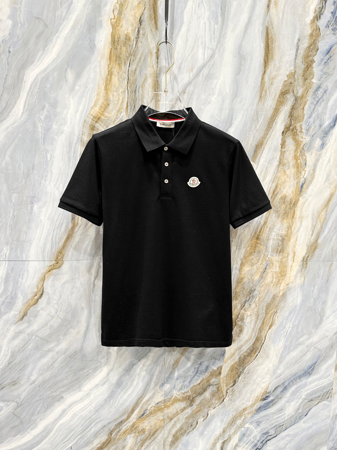 NO:505866,The new summer logo for men's lapel Polo shirt with covers 2025ss!  Classic business men's style, high-end men's style at the ceiling level of business men's style!  Simple, fashionable and elegant, single-wearing inner wear is decent, quality control/detail control takes away, low-key, luxurious and connotative!  Customer-supplied fixed mesh flooring cotton cloth is carefully made, the surface of the fabric is evenly arranged and neatly arranged, with excellent breathability and heat dissipation and sweat resistance, and the comfort level of the upper body is completely better than that of ordinary single-sided sweat cloth tissue!  The classic brand LOGO logo on the chest is created with top-level craftsmanship. The LOGO has three-dimensional, clear and full texture, and is an extraordinary product in the classic field whether it is inner wear or single wear!  The exquisite cutting process, the processing of every detail is very standard and delicate, and it is comparable to that of ordinary LOW products on the market. Men must enter the basic versatile Polo shirts!  Size M-3XL Data reference M: bust 104cm-shoulder width 45cm-length 69cm-sleeve length 21cm L: bust 108cm-shoulder width 46cm-length 70cm-sleeve length 22cm XL: bust 112cm-shoulder width 47cm-length 71cm-sleeve length 23cm XXL: bust 116cm-shoulder width 48cm-sleeve length 72cm-sleeve length 24cm 3XL: bust 120cm-shoulder width 49cm-sleeve length 73cm-sleeve length 24cm, Moncler, alexander wang19860909蒙口 2025ss夏季新款 logo男士翻领Polo衫！经典商务男款,高端男装的天花板级别的商务男款！简约时尚大气不失优雅,单穿内搭体面过人,品质控/细节控的闭眼带走,低调又奢华有内涵！ 客供定织网眼珠地棉布精心制成,面料表面排列均匀整齐的网眼纹理,透气性和散热排汗性极佳,上身舒适程度完全优于普通单面汗布组织！胸前经典的品牌LOGO标识,采用顶级工艺打造,LOGO立体清晰饱满,质感非凡的特质,无论是内搭还是单穿都是一款经典领域的产品！精妙绝伦的裁剪工艺,每一个细节处理的非常标准细腻,非市面一般LOW货可以媲美的,男士必入基础百搭款Polo衫推荐！ 尺码M-3XL 数据参考 M码:胸围104cm-肩宽45cm-衣长69cm-袖长21cm L码:胸围108cm-肩宽46cm-衣长70cm-袖长22cm XL码:胸围112cm-肩宽47cm-衣长71cm-袖长23cm XXL码:胸围116cm-肩宽48cm-衣长72cm-袖长24cm 3XL码:胸围120cm-肩宽49cm-衣长73cm-袖长24cm,,Moncler,alexander wang,Men's clothing