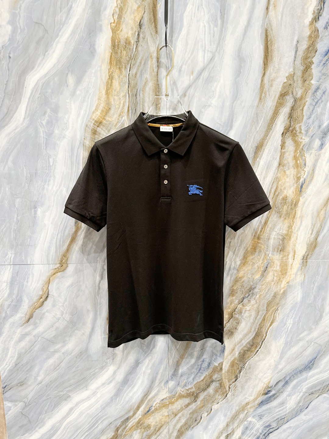 NO:505870,Burberry 2025ss summer new logo men's lapel Polo shirt!  Classic business men's style, high-end men's style at the ceiling level of business men's style!  Simple, fashionable and elegant, single-wearing inner wear is decent, quality control/detail control takes away, low-key, luxurious and connotative!  Customer-supplied fixed mesh flooring cotton cloth is carefully made, the surface of the fabric is evenly arranged and neatly arranged, with excellent breathability and heat dissipation and sweat resistance, and the comfort level of the upper body is completely better than that of ordinary single-sided sweat cloth tissue!  The classic brand LOGO logo on the chest is created with top-level craftsmanship. The LOGO has three-dimensional, clear and full texture, and is an extraordinary product in the classic field whether it is inner wear or single wear!  The exquisite cutting process, the processing of every detail is very standard and delicate, and it is comparable to that of ordinary LOW products on the market. Men must enter the basic versatile Polo shirts!  Size M-3XL Data reference M: bust 104cm-shoulder width 45cm-length 69cm-sleeve length 21cm L: bust 108cm-shoulder width 46cm-length 70cm-sleeve length 22cm XL: bust 112cm-shoulder width 47cm-length 71cm-sleeve length 23cm XXL: bust 116cm-shoulder width 48cm-sleeve length 72cm-sleeve length 24cm 3XL: bust 120cm-shoulder width 49cm-sleeve length 73cm-sleeve length 24cm, burberry, alexander wang19860909巴宝莉 2025ss夏季新款 logo男士翻领Polo衫！经典商务男款,高端男装的天花板级别的商务男款！简约时尚大气不失优雅,单穿内搭体面过人,品质控/细节控的闭眼带走,低调又奢华有内涵！ 客供定织网眼珠地棉布精心制成,面料表面排列均匀整齐的网眼纹理,透气性和散热排汗性极佳,上身舒适程度完全优于普通单面汗布组织！胸前经典的品牌LOGO标识,采用顶级工艺打造,LOGO立体清晰饱满,质感非凡的特质,无论是内搭还是单穿都是一款经典领域的产品！精妙绝伦的裁剪工艺,每一个细节处理的非常标准细腻,非市面一般LOW货可以媲美的,男士必入基础百搭款Polo衫推荐！ 尺码M-3XL 数据参考 M码:胸围104cm-肩宽45cm-衣长69cm-袖长21cm L码:胸围108cm-肩宽46cm-衣长70cm-袖长22cm XL码:胸围112cm-肩宽47cm-衣长71cm-袖长23cm XXL码:胸围116cm-肩宽48cm-衣长72cm-袖长24cm 3XL码:胸围120cm-肩宽49cm-衣长73cm-袖长24cm,,burberry,alexander wang,Men's clothing