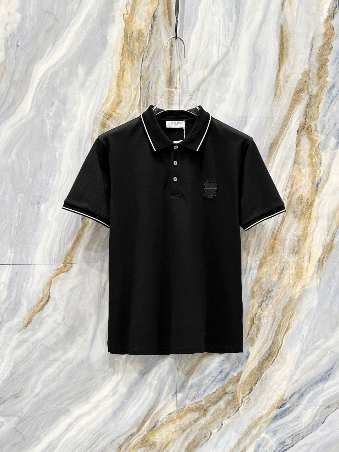 NO:505875,BC 2025ss summer new logo men's lapel Polo shirt!  Classic business men's style, high-end men's style at the ceiling level of business men's style!  Simple, fashionable and elegant, single-wearing inner wear is decent, quality control/detail control takes away, low-key, luxurious and connotative!  Customer-supplied fixed mesh flooring cotton cloth is carefully made, the surface of the fabric is evenly arranged and neatly arranged, with excellent breathability and heat dissipation and sweat resistance, and the comfort level of the upper body is completely better than that of ordinary single-sided sweat cloth tissue!  The classic brand LOGO logo on the chest is created with top-level craftsmanship. The LOGO has three-dimensional, clear and full texture, and is an extraordinary product in the classic field whether it is inner wear or single wear!  The exquisite cutting process, the processing of every detail is very standard and delicate, and it is comparable to that of ordinary LOW products on the market. Men must enter the basic versatile Polo shirts!  Size M-3XL Data reference M: bust 104cm-shoulder width 45cm-length 69cm-sleeve length 21cm L: bust 108cm-shoulder width 46cm-length 70cm-sleeve length 22cm XL: bust 112cm-shoulder width 47cm-length 71cm-sleeve length 23cm XXL: bust 116cm-shoulder width 48cm-sleeve length 72cm-sleeve length 24cm 3XL: bust 120cm-shoulder width 49cm-sleeve length 73cm-sleeve length 24cm, alexander wang19860909BC 2025ss夏季新款 logo男士翻领Polo衫！经典商务男款,高端男装的天花板级别的商务男款！简约时尚大气不失优雅,单穿内搭体面过人,品质控/细节控的闭眼带走,低调又奢华有内涵！ 客供定织网眼珠地棉布精心制成,面料表面排列均匀整齐的网眼纹理,透气性和散热排汗性极佳,上身舒适程度完全优于普通单面汗布组织！胸前经典的品牌LOGO标识,采用顶级工艺打造,LOGO立体清晰饱满,质感非凡的特质,无论是内搭还是单穿都是一款经典领域的产品！精妙绝伦的裁剪工艺,每一个细节处理的非常标准细腻,非市面一般LOW货可以媲美的,男士必入基础百搭款Polo衫推荐！ 尺码M-3XL 数据参考 M码:胸围104cm-肩宽45cm-衣长69cm-袖长21cm L码:胸围108cm-肩宽46cm-衣长70cm-袖长22cm XL码:胸围112cm-肩宽47cm-衣长71cm-袖长23cm XXL码:胸围116cm-肩宽48cm-衣长72cm-袖长24cm 3XL码:胸围120cm-肩宽49cm-衣长73cm-袖长24cm,,alexander wang,Men's clothing