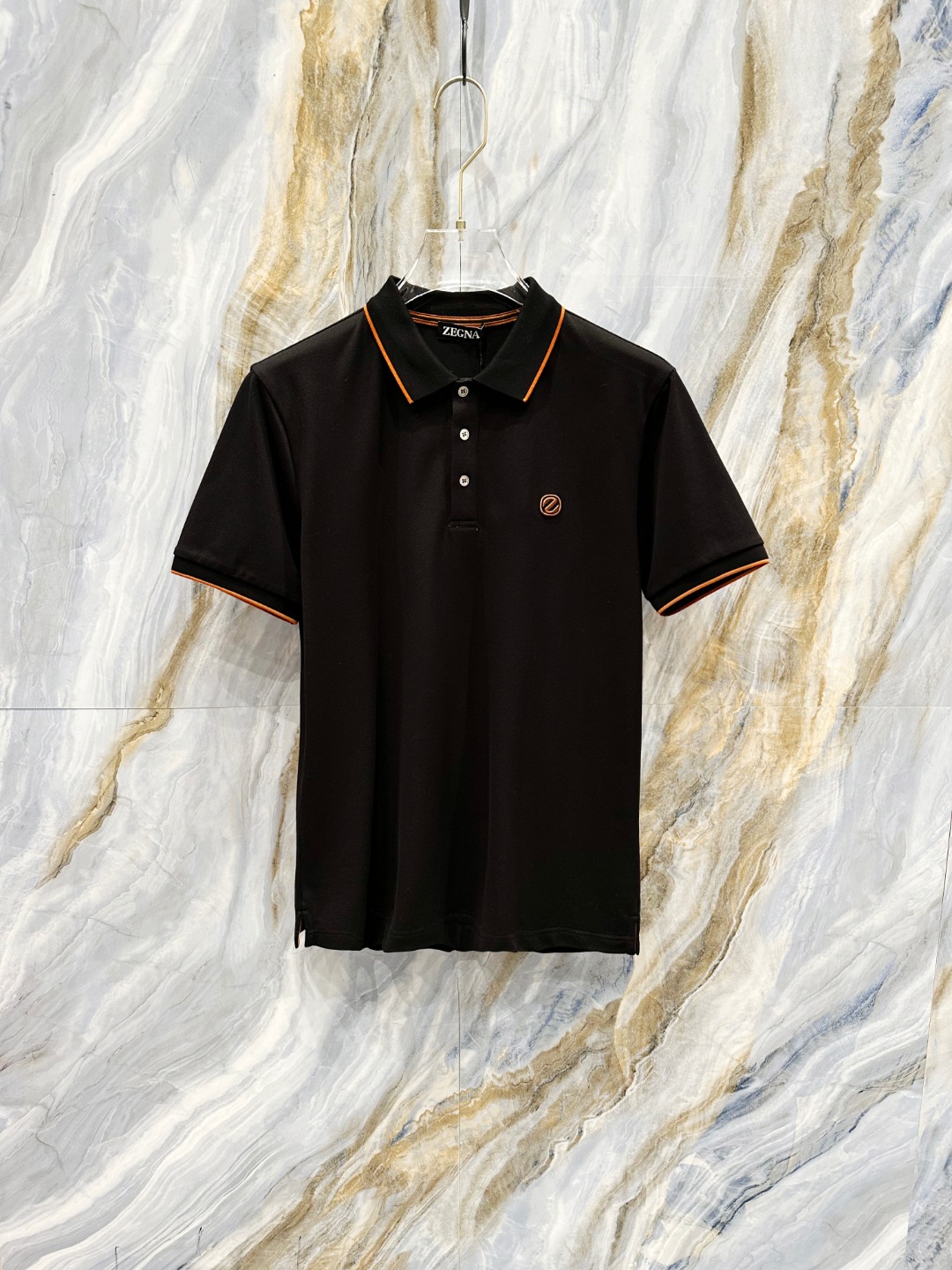NO:505880,Zenia 2025ss summer new logo men's lapel Polo shirt!  Classic business men's style, high-end men's style at the ceiling level of business men's style!  Simple, fashionable and elegant, single-wearing inner wear is decent, quality control/detail control takes away, low-key, luxurious and connotative!  Customer-supplied fixed mesh flooring cotton cloth is carefully made, the surface of the fabric is evenly arranged and neatly arranged, with excellent breathability and heat dissipation and sweat resistance, and the comfort level of the upper body is completely better than that of ordinary single-sided sweat cloth tissue!  The classic brand LOGO logo on the chest is created with top-level craftsmanship. The LOGO has three-dimensional, clear and full texture, and is an extraordinary product in the classic field whether it is inner wear or single wear!  The exquisite cutting process, the processing of every detail is very standard and delicate, and it is comparable to that of ordinary LOW products on the market. Men must enter the basic versatile Polo shirts!  Size M-3XL Data reference M: bust 104cm-shoulder width 45cm-coat length 69cm-sleeve length 21cm L: bust 108cm-shoulder width 46cm-coat length 70cm-sleeve length 22cm XL: bust 112cm-shoulder width 47cm-coat length 71cm-sleeve length 23cm XXL: bust 116cm-shoulder width 48cm-coat length 72cm-sleeve length 24cm 3XL: bust 120cm-shoulder width 49cm-coat length 73cm-sleeve length 24cm, zegna, alexander wang19860909杰尼亚 2025ss夏季新款 logo男士翻领Polo衫！经典商务男款,高端男装的天花板级别的商务男款！简约时尚大气不失优雅,单穿内搭体面过人,品质控/细节控的闭眼带走,低调又奢华有内涵！ 客供定织网眼珠地棉布精心制成,面料表面排列均匀整齐的网眼纹理,透气性和散热排汗性极佳,上身舒适程度完全优于普通单面汗布组织！胸前经典的品牌LOGO标识,采用顶级工艺打造,LOGO立体清晰饱满,质感非凡的特质,无论是内搭还是单穿都是一款经典领域的产品！精妙绝伦的裁剪工艺,每一个细节处理的非常标准细腻,非市面一般LOW货可以媲美的,男士必入基础百搭款Polo衫推荐！ 尺码M-3XL 数据参考 M码:胸围104cm-肩宽45cm-衣长69cm-袖长21cm L码:胸围108cm-肩宽46cm-衣长70cm-袖长22cm XL码:胸围112cm-肩宽47cm-衣长71cm-袖长23cm XXL码:胸围116cm-肩宽48cm-衣长72cm-袖长24cm 3XL码:胸围120cm-肩宽49cm-衣长73cm-袖长24cm,,zegna,alexander wang,Men's clothing