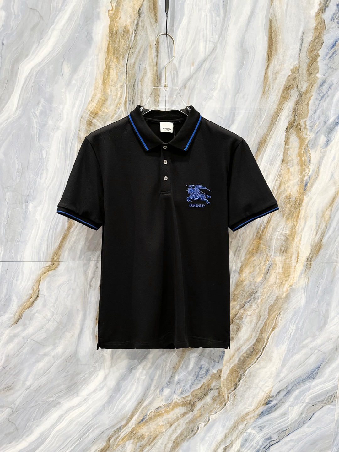 NO:505885,Burberry 2025ss summer new logo men's lapel Polo shirt!  Classic business men's style, high-end men's style at the ceiling level of business men's style!  Simple, fashionable and elegant, single-wearing inner wear is decent, quality control/detail control takes away, low-key, luxurious and connotative!  Customer-supplied fixed mesh flooring cotton cloth is carefully made, the surface of the fabric is evenly arranged and neatly arranged, with excellent breathability and heat dissipation and sweat resistance, and the comfort level of the upper body is completely better than that of ordinary single-sided sweat cloth tissue!  The classic brand LOGO logo on the chest is created with top-level craftsmanship. The LOGO has three-dimensional, clear and full texture, and is an extraordinary product in the classic field whether it is inner wear or single wear!  The exquisite cutting process, the processing of every detail is very standard and delicate, and it is comparable to that of ordinary LOW products on the market. Men must enter the basic versatile Polo shirts!  Size M-3XL Data reference M: bust 104cm-shoulder width 45cm-length 69cm-sleeve length 21cm L: bust 108cm-shoulder width 46cm-length 70cm-sleeve length 22cm XL: bust 112cm-shoulder width 47cm-length 71cm-sleeve length 23cm XXL: bust 116cm-shoulder width 48cm-sleeve length 72cm-sleeve length 24cm 3XL: bust 120cm-shoulder width 49cm-sleeve length 73cm-sleeve length 24cm, burberry, alexander wang19860909巴宝莉 2025ss夏季新款 logo男士翻领Polo衫！经典商务男款,高端男装的天花板级别的商务男款！简约时尚大气不失优雅,单穿内搭体面过人,品质控/细节控的闭眼带走,低调又奢华有内涵！ 客供定织网眼珠地棉布精心制成,面料表面排列均匀整齐的网眼纹理,透气性和散热排汗性极佳,上身舒适程度完全优于普通单面汗布组织！胸前经典的品牌LOGO标识,采用顶级工艺打造,LOGO立体清晰饱满,质感非凡的特质,无论是内搭还是单穿都是一款经典领域的产品！精妙绝伦的裁剪工艺,每一个细节处理的非常标准细腻,非市面一般LOW货可以媲美的,男士必入基础百搭款Polo衫推荐！ 尺码M-3XL 数据参考 M码:胸围104cm-肩宽45cm-衣长69cm-袖长21cm L码:胸围108cm-肩宽46cm-衣长70cm-袖长22cm XL码:胸围112cm-肩宽47cm-衣长71cm-袖长23cm XXL码:胸围116cm-肩宽48cm-衣长72cm-袖长24cm 3XL码:胸围120cm-肩宽49cm-衣长73cm-袖长24cm,,burberry,alexander wang,Men's clothing