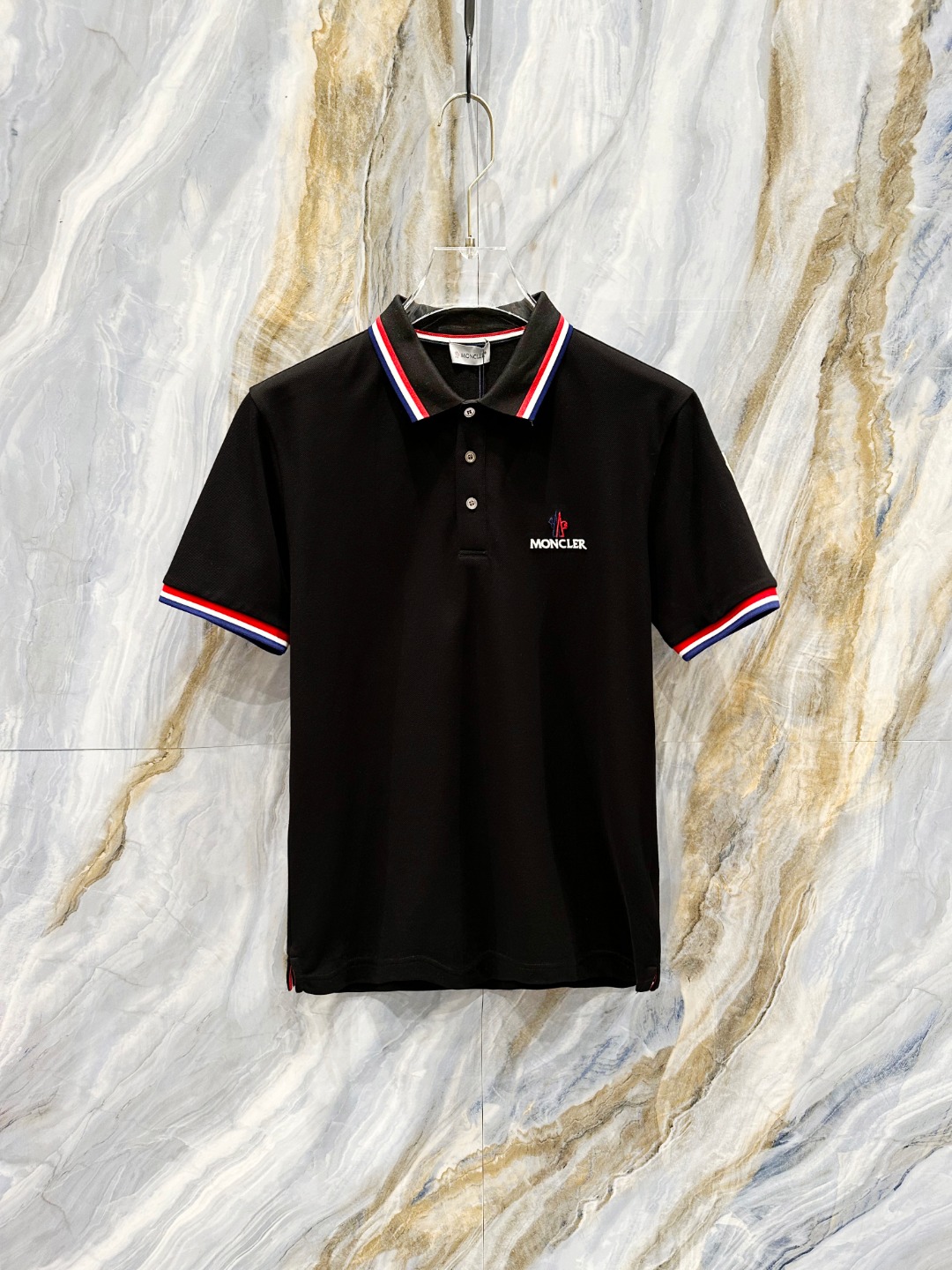 NO:505891,The new summer logo for men's lapel Polo shirt with covers 2025ss!  Classic business men's style, high-end men's style at the ceiling level of business men's style!  Simple, fashionable and elegant, single-wearing inner wear is decent, quality control/detail control takes away, low-key, luxurious and connotative!  Customer-supplied fixed mesh flooring cotton cloth is carefully made, the surface of the fabric is evenly arranged and neatly arranged, with excellent breathability and heat dissipation and sweat resistance, and the comfort level of the upper body is completely better than that of ordinary single-sided sweat cloth tissue!  The classic brand LOGO logo on the chest is created with top-level craftsmanship. The LOGO has three-dimensional, clear and full texture, and is an extraordinary product in the classic field whether it is inner wear or single wear!  The exquisite cutting process, the processing of every detail is very standard and delicate, and it is comparable to that of ordinary LOW products on the market. Men must enter the basic versatile Polo shirts!  Size M-3XL Data reference M: bust 104cm-shoulder width 45cm-length 69cm-sleeve length 21cm L: bust 108cm-shoulder width 46cm-length 70cm-sleeve length 22cm XL: bust 112cm-shoulder width 47cm-length 71cm-sleeve length 23cm XXL: bust 116cm-shoulder width 48cm-sleeve length 72cm-sleeve length 24cm 3XL: bust 120cm-shoulder width 49cm-sleeve length 73cm-sleeve length 24cm, Moncler, alexander wang19860909蒙口 2025ss夏季新款 logo男士翻领Polo衫！经典商务男款,高端男装的天花板级别的商务男款！简约时尚大气不失优雅,单穿内搭体面过人,品质控/细节控的闭眼带走,低调又奢华有内涵！ 客供定织网眼珠地棉布精心制成,面料表面排列均匀整齐的网眼纹理,透气性和散热排汗性极佳,上身舒适程度完全优于普通单面汗布组织！胸前经典的品牌LOGO标识,采用顶级工艺打造,LOGO立体清晰饱满,质感非凡的特质,无论是内搭还是单穿都是一款经典领域的产品！精妙绝伦的裁剪工艺,每一个细节处理的非常标准细腻,非市面一般LOW货可以媲美的,男士必入基础百搭款Polo衫推荐！ 尺码M-3XL 数据参考 M码:胸围104cm-肩宽45cm-衣长69cm-袖长21cm L码:胸围108cm-肩宽46cm-衣长70cm-袖长22cm XL码:胸围112cm-肩宽47cm-衣长71cm-袖长23cm XXL码:胸围116cm-肩宽48cm-衣长72cm-袖长24cm 3XL码:胸围120cm-肩宽49cm-衣长73cm-袖长24cm,,Moncler,alexander wang,Men's clothing