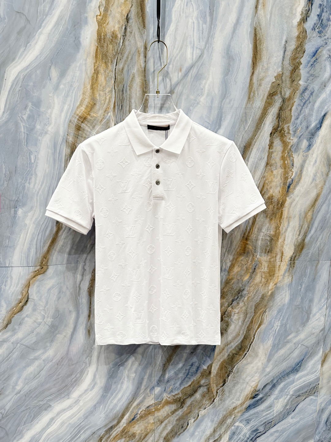 NO:505896,LV 2025ss summer new logo men's lapel Polo shirt!  Classic business men's style, high-end men's style at the ceiling level of business men's style!  Simple, fashionable and elegant, single-wearing inner wear is decent, quality control/detail control takes away, low-key, luxurious and connotative!  Customer-supplied fixed mesh flooring cotton cloth is carefully made, the surface of the fabric is evenly arranged and neatly arranged, with excellent breathability and heat dissipation and sweat resistance, and the comfort level of the upper body is completely better than that of ordinary single-sided sweat cloth tissue!  The classic brand LOGO logo on the chest is created with top-level craftsmanship. The LOGO has three-dimensional, clear and full texture, and is an extraordinary product in the classic field whether it is inner wear or single wear!  The exquisite cutting process, the processing of every detail is very standard and delicate, and it is comparable to that of ordinary LOW products on the market. Men must enter the basic versatile Polo shirts!  Size M-3XL Data reference M: bust 104cm-shoulder width 45cm-coat length 69cm-sleeve length 21cm L: bust 108cm-shoulder width 46cm-coat length 70cm-sleeve length 22cm XL: bust 112cm-shoulder width 47cm-coat length 71cm-sleeve length 23cm XXL: bust 116cm-shoulder width 48cm-coat length 72cm-sleeve length 24cm 3XL: bust 120cm-shoulder width 49cm-sleeve length 73cm-sleeve length 24cm, louis vuitton,alexander wang19860909LV 2025ss夏季新款 logo男士翻领Polo衫！经典商务男款,高端男装的天花板级别的商务男款！简约时尚大气不失优雅,单穿内搭体面过人,品质控/细节控的闭眼带走,低调又奢华有内涵！ 客供定织网眼珠地棉布精心制成,面料表面排列均匀整齐的网眼纹理,透气性和散热排汗性极佳,上身舒适程度完全优于普通单面汗布组织！胸前经典的品牌LOGO标识,采用顶级工艺打造,LOGO立体清晰饱满,质感非凡的特质,无论是内搭还是单穿都是一款经典领域的产品！精妙绝伦的裁剪工艺,每一个细节处理的非常标准细腻,非市面一般LOW货可以媲美的,男士必入基础百搭款Polo衫推荐！ 尺码M-3XL 数据参考 M码:胸围104cm-肩宽45cm-衣长69cm-袖长21cm L码:胸围108cm-肩宽46cm-衣长70cm-袖长22cm XL码:胸围112cm-肩宽47cm-衣长71cm-袖长23cm XXL码:胸围116cm-肩宽48cm-衣长72cm-袖长24cm 3XL码:胸围120cm-肩宽49cm-衣长73cm-袖长24cm,,louis vuitton,alexander wang,Men's clothing