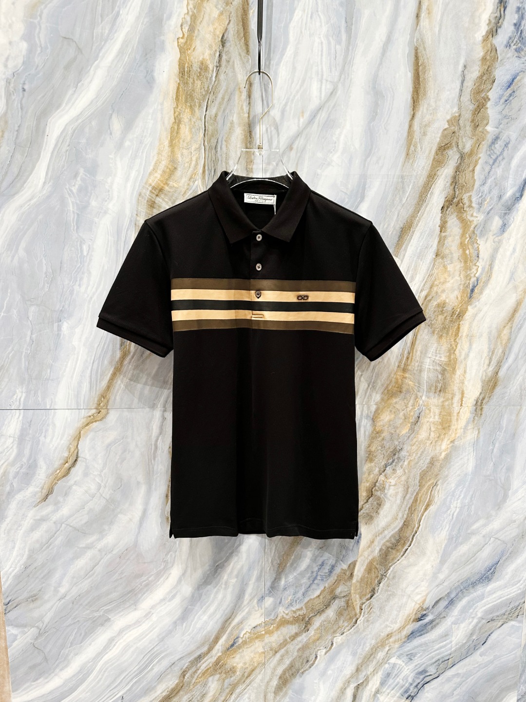 NO:505901,Ferragamo 2025ss summer new logo men's lapel Polo shirt!  Classic business men's style, high-end men's style at the ceiling level of business men's style!  Simple, fashionable and elegant, single-wearing inner wear is decent, quality control/detail control takes away, low-key, luxurious and connotative!  Customer-supplied fixed mesh flooring cotton cloth is carefully made, the surface of the fabric is evenly arranged and neatly arranged, with excellent breathability and heat dissipation and sweat resistance, and the comfort level of the upper body is completely better than that of ordinary single-sided sweat cloth tissue!  The classic brand LOGO logo on the chest is created with top-level craftsmanship. The LOGO has three-dimensional, clear and full texture, and is an extraordinary product in the classic field whether it is inner wear or single wear!  The exquisite cutting process, the processing of every detail is very standard and delicate, and it is comparable to that of ordinary LOW products on the market. Men must enter the basic versatile Polo shirts!  Size M-3XL Data reference M: bust 104cm-shoulder width 45cm-length 69cm-sleeve length 21cm L: bust 108cm-shoulder width 46cm-length 70cm-sleeve length 22cm XL: bust 112cm-shoulder width 47cm-length 71cm-sleeve length 23cm XXL: bust 116cm-shoulder width 48cm-sleeve length 72cm-sleeve length 24cm 3XL: bust 120cm-shoulder width 49cm-sleeve length 73cm-sleeve length 24cm, ferragamo, alexander wang19860909菲拉格慕 2025ss夏季新款 logo男士翻领Polo衫！经典商务男款,高端男装的天花板级别的商务男款！简约时尚大气不失优雅,单穿内搭体面过人,品质控/细节控的闭眼带走,低调又奢华有内涵！ 客供定织网眼珠地棉布精心制成,面料表面排列均匀整齐的网眼纹理,透气性和散热排汗性极佳,上身舒适程度完全优于普通单面汗布组织！胸前经典的品牌LOGO标识,采用顶级工艺打造,LOGO立体清晰饱满,质感非凡的特质,无论是内搭还是单穿都是一款经典领域的产品！精妙绝伦的裁剪工艺,每一个细节处理的非常标准细腻,非市面一般LOW货可以媲美的,男士必入基础百搭款Polo衫推荐！ 尺码M-3XL 数据参考 M码:胸围104cm-肩宽45cm-衣长69cm-袖长21cm L码:胸围108cm-肩宽46cm-衣长70cm-袖长22cm XL码:胸围112cm-肩宽47cm-衣长71cm-袖长23cm XXL码:胸围116cm-肩宽48cm-衣长72cm-袖长24cm 3XL码:胸围120cm-肩宽49cm-衣长73cm-袖长24cm,,ferragamo,alexander wang,Men's clothing