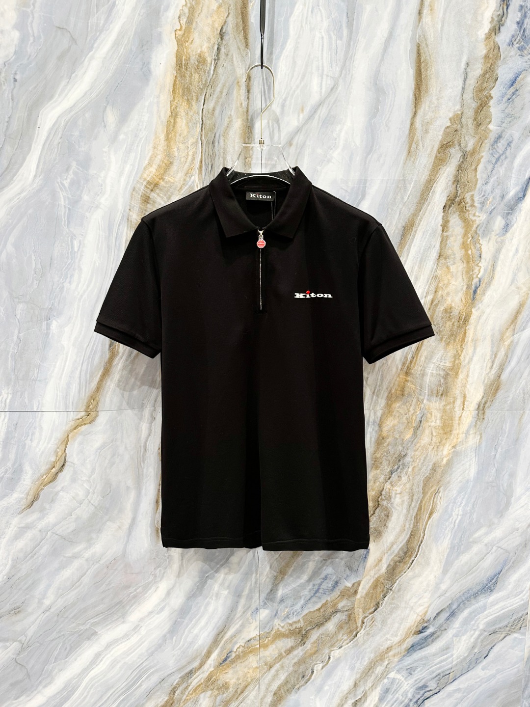 NO:505906,Kiton 2025ss summer new logo men's lapel Polo shirt!  Classic business men's style, high-end men's style at the ceiling level of business men's style!  Simple, fashionable and elegant, single-wearing inner wear is decent, quality control/detail control takes away, low-key, luxurious and connotative!  Customer-supplied fixed mesh flooring cotton cloth is carefully made, the surface of the fabric is evenly arranged and neatly arranged, with excellent breathability and heat dissipation and sweat resistance, and the comfort level of the upper body is completely better than that of ordinary single-sided sweat cloth tissue!  The classic brand LOGO logo on the chest is created with top-level craftsmanship. The LOGO has three-dimensional, clear and full texture, and is an extraordinary product in the classic field whether it is inner wear or single wear!  The exquisite cutting process, the processing of every detail is very standard and delicate, and it is comparable to that of ordinary LOW products on the market. Men must enter the basic versatile Polo shirts!  Size M-3XL Data reference M: bust 104cm-shoulder width 45cm-length 69cm-sleeve length 21cm L: bust 108cm-shoulder width 46cm-length 70cm-sleeve length 22cm XL: bust 112cm-shoulder width 47cm-length 71cm-sleeve length 23cm XXL: bust 116cm-shoulder width 48cm-sleeve length 72cm-sleeve length 24cm 3XL: bust 120cm-shoulder width 49cm-sleeve length 73cm-sleeve length 24cm, alexander wang19860909kiton 2025ss夏季新款 logo男士翻领Polo衫！经典商务男款,高端男装的天花板级别的商务男款！简约时尚大气不失优雅,单穿内搭体面过人,品质控/细节控的闭眼带走,低调又奢华有内涵！ 客供定织网眼珠地棉布精心制成,面料表面排列均匀整齐的网眼纹理,透气性和散热排汗性极佳,上身舒适程度完全优于普通单面汗布组织！胸前经典的品牌LOGO标识,采用顶级工艺打造,LOGO立体清晰饱满,质感非凡的特质,无论是内搭还是单穿都是一款经典领域的产品！精妙绝伦的裁剪工艺,每一个细节处理的非常标准细腻,非市面一般LOW货可以媲美的,男士必入基础百搭款Polo衫推荐！ 尺码M-3XL 数据参考 M码:胸围104cm-肩宽45cm-衣长69cm-袖长21cm L码:胸围108cm-肩宽46cm-衣长70cm-袖长22cm XL码:胸围112cm-肩宽47cm-衣长71cm-袖长23cm XXL码:胸围116cm-肩宽48cm-衣长72cm-袖长24cm 3XL码:胸围120cm-肩宽49cm-衣长73cm-袖长24cm,,alexander wang,Men's clothing