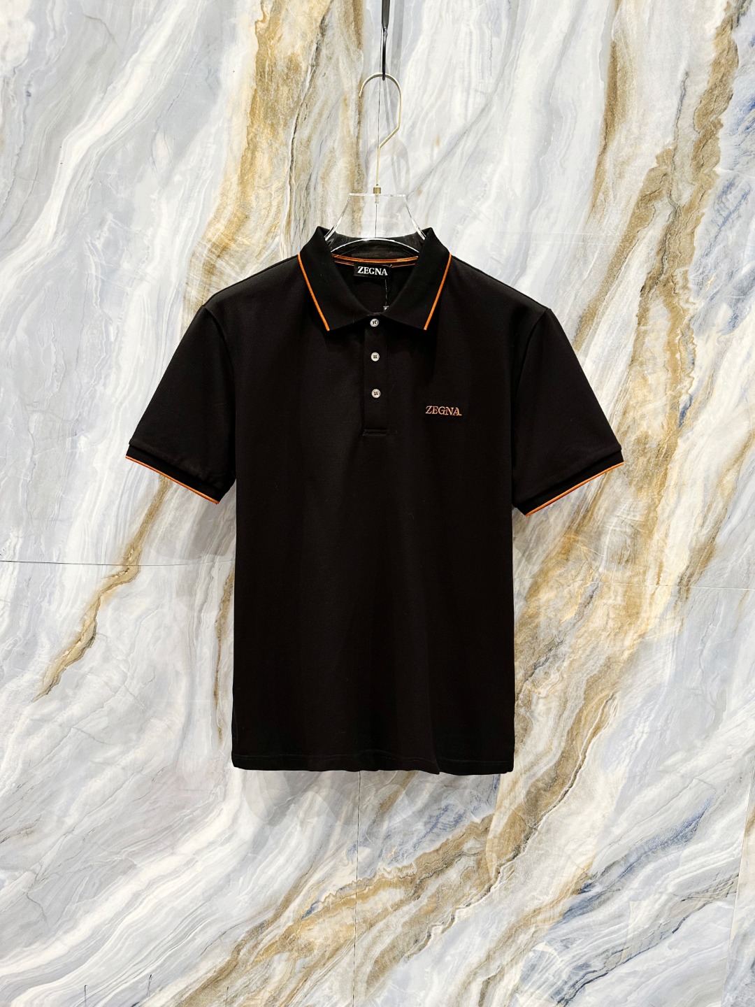 NO:505867,Zenia 2025ss summer new logo men's lapel Polo shirt!  Classic business men's style, high-end men's style at the ceiling level of business men's style!  Simple, fashionable and elegant, single-wearing inner wear is decent, quality control/detail control takes away, low-key, luxurious and connotative!  Customer-supplied fixed mesh flooring cotton cloth is carefully made, the surface of the fabric is evenly arranged and neatly arranged, with excellent breathability and heat dissipation and sweat resistance, and the comfort level of the upper body is completely better than that of ordinary single-sided sweat cloth tissue!  The classic brand LOGO logo on the chest is created with top-level craftsmanship. The LOGO has three-dimensional, clear and full texture, and is an extraordinary product in the classic field whether it is inner wear or single wear!  The exquisite cutting process, the processing of every detail is very standard and delicate, and it is comparable to that of ordinary LOW products on the market. Men must enter the basic versatile Polo shirts!  Size M-3XL Data reference M: bust 104cm-shoulder width 45cm-coat length 69cm-sleeve length 21cm L: bust 108cm-shoulder width 46cm-coat length 70cm-sleeve length 22cm XL: bust 112cm-shoulder width 47cm-coat length 71cm-sleeve length 23cm XXL: bust 116cm-shoulder width 48cm-coat length 72cm-sleeve length 24cm 3XL: bust 120cm-shoulder width 49cm-coat length 73cm-sleeve length 24cm, zegna, alexander wang19860909杰尼亚 2025ss夏季新款 logo男士翻领Polo衫！经典商务男款,高端男装的天花板级别的商务男款！简约时尚大气不失优雅,单穿内搭体面过人,品质控/细节控的闭眼带走,低调又奢华有内涵！ 客供定织网眼珠地棉布精心制成,面料表面排列均匀整齐的网眼纹理,透气性和散热排汗性极佳,上身舒适程度完全优于普通单面汗布组织！胸前经典的品牌LOGO标识,采用顶级工艺打造,LOGO立体清晰饱满,质感非凡的特质,无论是内搭还是单穿都是一款经典领域的产品！精妙绝伦的裁剪工艺,每一个细节处理的非常标准细腻,非市面一般LOW货可以媲美的,男士必入基础百搭款Polo衫推荐！ 尺码M-3XL 数据参考 M码:胸围104cm-肩宽45cm-衣长69cm-袖长21cm L码:胸围108cm-肩宽46cm-衣长70cm-袖长22cm XL码:胸围112cm-肩宽47cm-衣长71cm-袖长23cm XXL码:胸围116cm-肩宽48cm-衣长72cm-袖长24cm 3XL码:胸围120cm-肩宽49cm-衣长73cm-袖长24cm,,zegna,alexander wang,Men's clothing