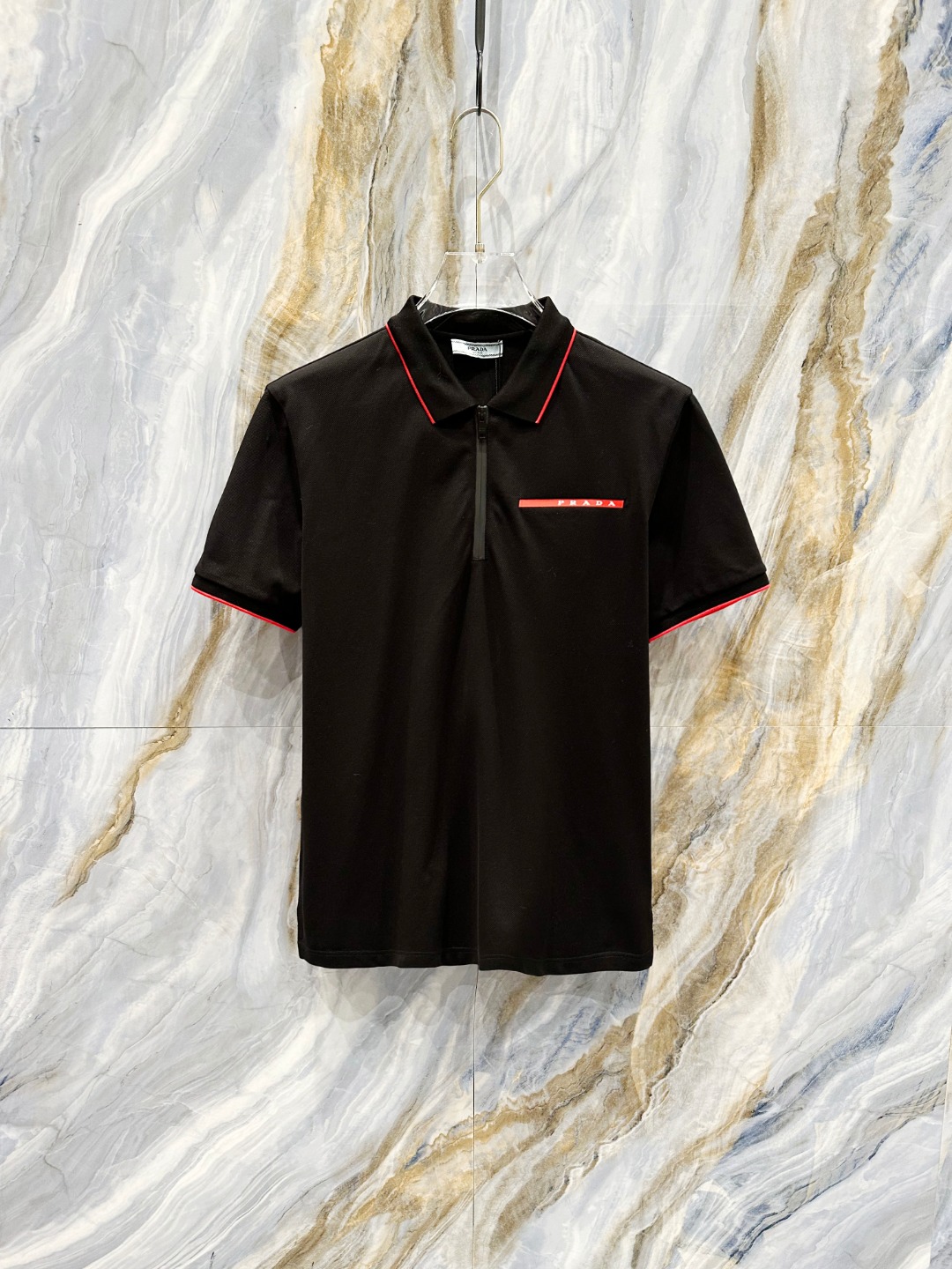 NO:505873,Prada 2025ss summer new logo men's lapel Polo shirt!  Classic business men's style, high-end men's style at the ceiling level of business men's style!  Simple, fashionable and elegant, single-wearing inner wear is decent, quality control/detail control takes away, low-key, luxurious and connotative!  Customer-supplied fixed mesh flooring cotton cloth is carefully made, the surface of the fabric is evenly arranged and neatly arranged, with excellent breathability and heat dissipation and sweat resistance, and the comfort level of the upper body is completely better than that of ordinary single-sided sweat cloth tissue!  The classic brand LOGO logo on the chest is created with top-level craftsmanship. The LOGO has three-dimensional, clear and full texture, and is an extraordinary product in the classic field whether it is inner wear or single wear!  The exquisite cutting process, the processing of every detail is very standard and delicate, and it is comparable to that of ordinary LOW products on the market. Men must enter the basic versatile Polo shirts!  Size M-3XL Data reference M: bust 104cm-shoulder width 45cm-length 69cm-sleeve length 21cm L: bust 108cm-shoulder width 46cm-length 70cm-sleeve length 22cm XL: bust 112cm-shoulder width 47cm-length 71cm-sleeve length 23cm XXL: bust 116cm-shoulder width 48cm-sleeve length 72cm-sleeve length 24cm 3XL: bust 120cm-shoulder width 49cm-sleeve length 73cm-sleeve length 24cm, prada, alexander wang19860909普拉达 2025ss夏季新款 logo男士翻领Polo衫！经典商务男款,高端男装的天花板级别的商务男款！简约时尚大气不失优雅,单穿内搭体面过人,品质控/细节控的闭眼带走,低调又奢华有内涵！ 客供定织网眼珠地棉布精心制成,面料表面排列均匀整齐的网眼纹理,透气性和散热排汗性极佳,上身舒适程度完全优于普通单面汗布组织！胸前经典的品牌LOGO标识,采用顶级工艺打造,LOGO立体清晰饱满,质感非凡的特质,无论是内搭还是单穿都是一款经典领域的产品！精妙绝伦的裁剪工艺,每一个细节处理的非常标准细腻,非市面一般LOW货可以媲美的,男士必入基础百搭款Polo衫推荐！ 尺码M-3XL 数据参考 M码:胸围104cm-肩宽45cm-衣长69cm-袖长21cm L码:胸围108cm-肩宽46cm-衣长70cm-袖长22cm XL码:胸围112cm-肩宽47cm-衣长71cm-袖长23cm XXL码:胸围116cm-肩宽48cm-衣长72cm-袖长24cm 3XL码:胸围120cm-肩宽49cm-衣长73cm-袖长24cm,,prada,alexander wang,Men's clothing
