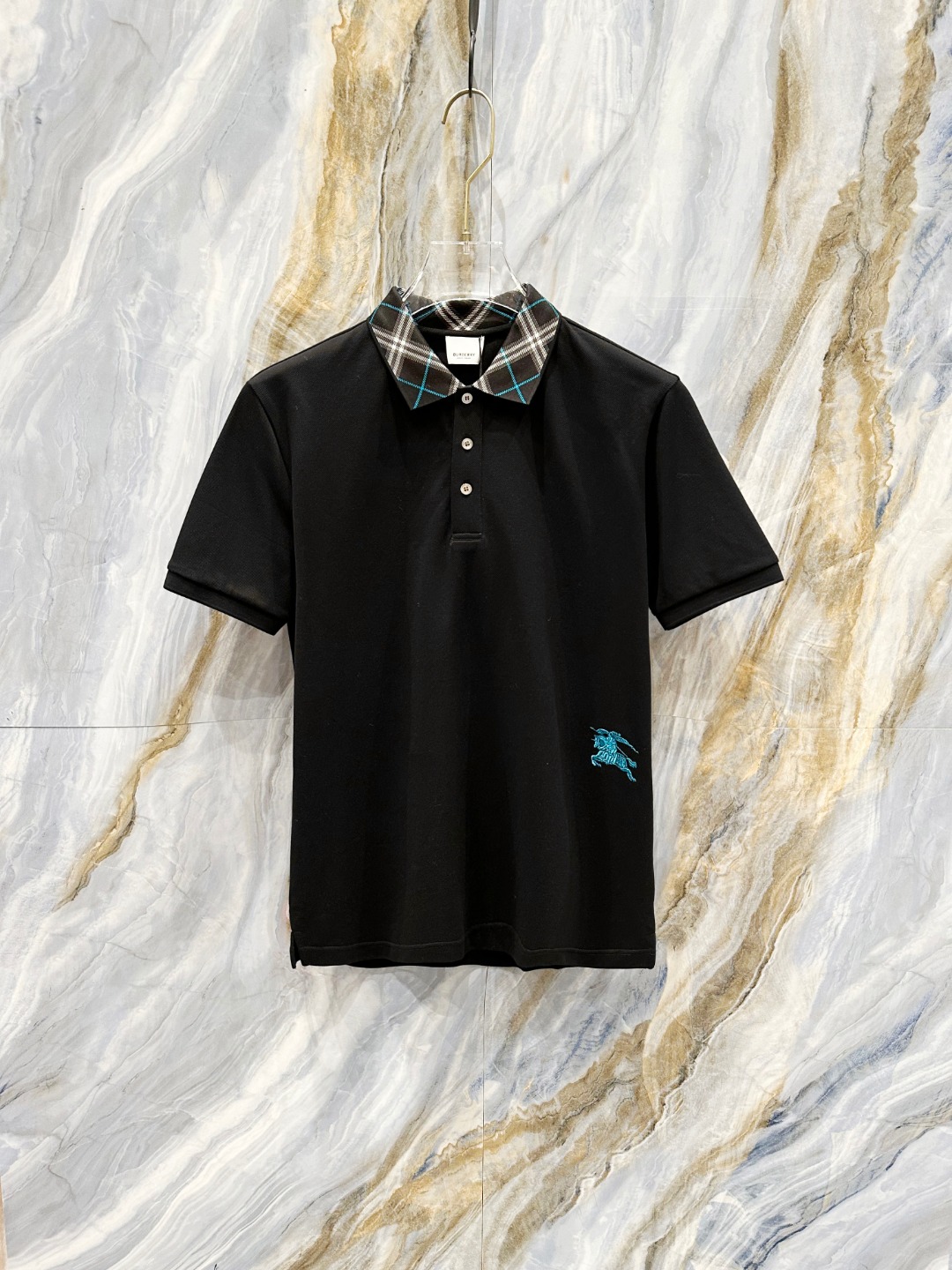 NO:505877,Burberry 2025ss summer new logo men's lapel Polo shirt!  Classic business men's style, high-end men's style at the ceiling level of business men's style!  Simple, fashionable and elegant, single-wearing inner wear is decent, quality control/detail control takes away, low-key, luxurious and connotative!  Customer-supplied fixed mesh flooring cotton cloth is carefully made, the surface of the fabric is evenly arranged and neatly arranged, with excellent breathability and heat dissipation and sweat resistance, and the comfort level of the upper body is completely better than that of ordinary single-sided sweat cloth tissue!  The classic brand LOGO logo on the chest is created with top-level craftsmanship. The LOGO has three-dimensional, clear and full texture, and is an extraordinary product in the classic field whether it is inner wear or single wear!  The exquisite cutting process, the processing of every detail is very standard and delicate, and it is comparable to that of ordinary LOW products on the market. Men must enter the basic versatile Polo shirts!  Size M-3XL Data reference M: bust 104cm-shoulder width 45cm-length 69cm-sleeve length 21cm L: bust 108cm-shoulder width 46cm-length 70cm-sleeve length 22cm XL: bust 112cm-shoulder width 47cm-length 71cm-sleeve length 23cm XXL: bust 116cm-shoulder width 48cm-sleeve length 72cm-sleeve length 24cm 3XL: bust 120cm-shoulder width 49cm-sleeve length 73cm-sleeve length 24cm, burberry, alexander wang19860909巴宝莉 2025ss夏季新款 logo男士翻领Polo衫！经典商务男款,高端男装的天花板级别的商务男款！简约时尚大气不失优雅,单穿内搭体面过人,品质控/细节控的闭眼带走,低调又奢华有内涵！ 客供定织网眼珠地棉布精心制成,面料表面排列均匀整齐的网眼纹理,透气性和散热排汗性极佳,上身舒适程度完全优于普通单面汗布组织！胸前经典的品牌LOGO标识,采用顶级工艺打造,LOGO立体清晰饱满,质感非凡的特质,无论是内搭还是单穿都是一款经典领域的产品！精妙绝伦的裁剪工艺,每一个细节处理的非常标准细腻,非市面一般LOW货可以媲美的,男士必入基础百搭款Polo衫推荐！ 尺码M-3XL 数据参考 M码:胸围104cm-肩宽45cm-衣长69cm-袖长21cm L码:胸围108cm-肩宽46cm-衣长70cm-袖长22cm XL码:胸围112cm-肩宽47cm-衣长71cm-袖长23cm XXL码:胸围116cm-肩宽48cm-衣长72cm-袖长24cm 3XL码:胸围120cm-肩宽49cm-衣长73cm-袖长24cm,,burberry,alexander wang,Men's clothing