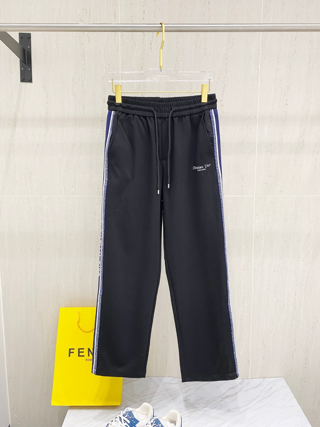 Bronze Moldere Air Spring and Summer Leisure Pants: High-quality, stylish European fashion shorts with imported fabric for comfort. - 图片 1