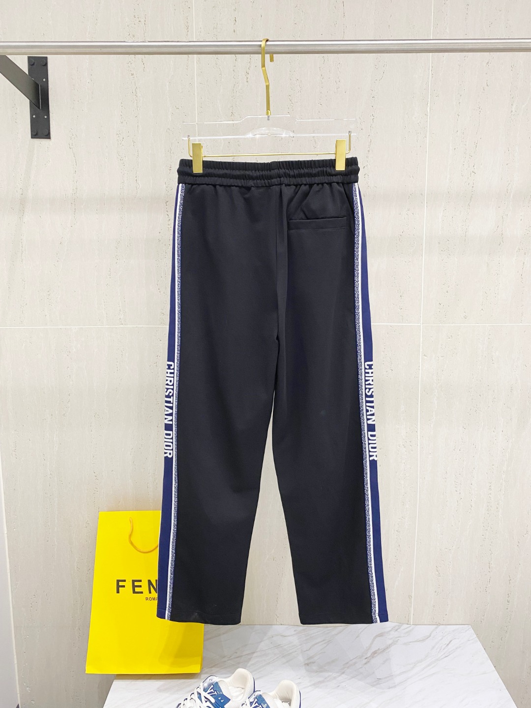 Bronze Moldere Air Spring and Summer Leisure Pants: High-quality, stylish European fashion shorts with imported fabric for comfort. - 图片 2