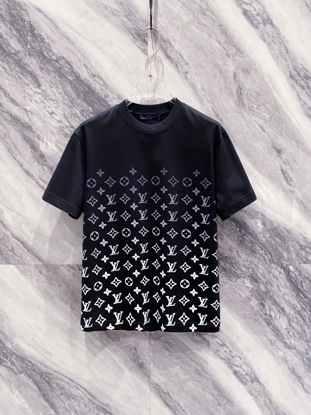 NO:458959,LV 2025 spring and summer new men and women's short-sleeved T-shirt,!  Customized exclusive pure cotton fabric, customized original craft threads, and chest heavy-work letter logo craft design!  Simple and generous, calm and versatile, extremely high-end, perfectly integrated with fashion and style, a top fashionable style that perfectly suits the outside wear!  The overall feeling is natural!  The ultimate classic versatile short-sleeved T-shirt is designed with the latest three-dimensional letter logo pattern elements!  The ultimate perfection of heavy industry!  Fans who pursue high quality are please buy them by themselves, and all fans who know the goods are invited to appreciate this model together!  !  Size S-2XL S S S Shoulder Width 46 Bust 102 Clothes 66 Sleeve length 22 M Sleeve width 47 Bust 106 Clothes 67 Sleeve length 23 L Sleeve width 48 Bust 110 Clothes 68 Sleeve length 24 XL Sleeve width 49 Bust 114 Clothes 69 Sleeve length 25 2XL Sleeve width 50 Bust 116 Clothes 70 Sleeve length 26,,louis vuitton,T-shirt,tees,t-shirt,alexander wang19860909LV 2025春夏新款男女同款短袖T恤,！定制专属纯棉面料,定制原版工艺螺纹,胸前重工字母logo工艺设计！简约大方,从容百搭,档次极高,完美融入时尚还有风情感一款完美符合外穿的顶尖时髦气质款！整体给人浑然天成的感觉！极致经典的百搭型短袖T恤,采用最新的立体字母logo图案元素设计！极致的重工极致的完美！追求高品质的粉丝们请自行抢购,诚邀所有识货的粉丝一同鉴赏此款！！ 尺码S-2XL S码肩宽46 胸围102 衣长66 袖长22 M码肩宽47 胸围106 衣长67 袖长23 L码肩宽48 胸围110 衣长68 袖长24 XL码肩宽49 胸围114 衣长69 袖长25 2XL码肩宽50 胸围116 衣长70 袖长26,,louis vuitton,T-shirt,tees，t-shirt,alexander wang,Men's clothing