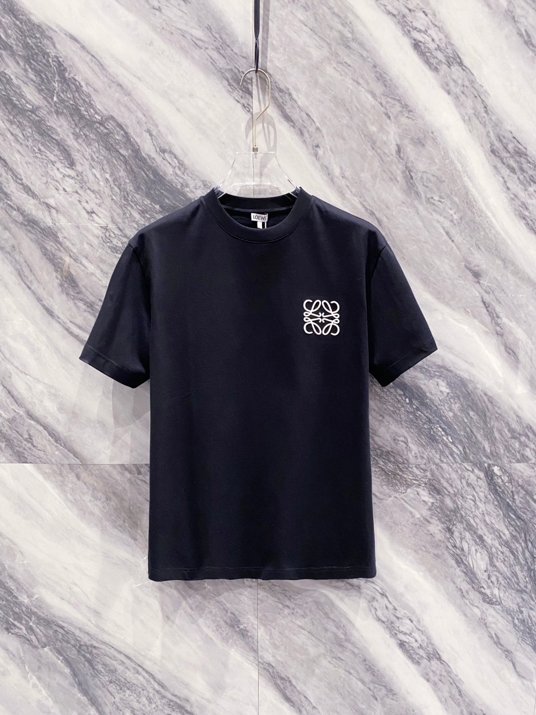 NO:458961,Luo Yiwei Spring and Summer 2025 new short-sleeved T-shirt for men and women,!  Customized exclusive pure cotton fabric, customized original craft threads, and chest heavy-work letter logo craft design!  Simple and generous, calm and versatile, extremely high-end, perfectly integrated with fashion and style, a top fashionable style that perfectly suits the outside wear!  The overall feeling is natural!  The ultimate classic versatile short-sleeved T-shirt is designed with the latest three-dimensional letter logo pattern elements!  The ultimate perfection of heavy industry!  Fans who pursue high quality are please buy them by themselves, and all fans who know the goods are invited to appreciate this model together!  !  Size S-2XL S S S Shoulder Width 46 Bust 102 Clothes 66 Sleeve length 22 M Sleeve width 47 Bust 106 Clothes 67 Sleeve length 23 L Sleeve width 48 Bust 110 Clothes 68 Sleeve length 24 XL Sleeve width 49 Bust 114 Clothes 69 Sleeve length 25 2XL Sleeve width 50 Bust 116 Clothes 70 Sleeve length 26,,loewe,T-shirt,tees,t-shirt,alexander wang19860909罗意威 2025春夏新款男女同款短袖T恤,！定制专属纯棉面料,定制原版工艺螺纹,胸前重工字母logo工艺设计！简约大方,从容百搭,档次极高,完美融入时尚还有风情感一款完美符合外穿的顶尖时髦气质款！整体给人浑然天成的感觉！极致经典的百搭型短袖T恤,采用最新的立体字母logo图案元素设计！极致的重工极致的完美！追求高品质的粉丝们请自行抢购,诚邀所有识货的粉丝一同鉴赏此款！！ 尺码S-2XL S码肩宽46 胸围102 衣长66 袖长22 M码肩宽47 胸围106 衣长67 袖长23 L码肩宽48 胸围110 衣长68 袖长24 XL码肩宽49 胸围114 衣长69 袖长25 2XL码肩宽50 胸围116 衣长70 袖长26,,loewe,T-shirt,tees，t-shirt,alexander wang,Men's clothing