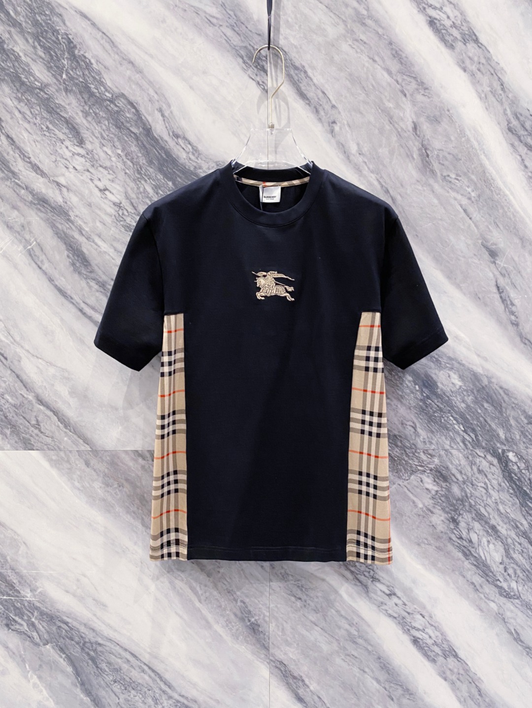 NO:458956,Burberry 2025 summer clothes new short-sleeved T-shirt for men and women,!  Customized exclusive pure cotton fabric, customized original craft threads, and chest heavy-work letter logo craft design!  Simple and generous, calm and versatile, extremely high-end, perfectly integrated with fashion and style, a top fashionable style that perfectly suits the outside wear!  The overall feeling is natural!  The ultimate classic versatile short-sleeved T-shirt is designed with the latest three-dimensional letter logo pattern elements!  The ultimate perfection of heavy industry!  Fans who pursue high quality are please buy them by themselves, and all fans who know the goods are invited to appreciate this model together!  !  Size S-2XL S S S Shoulder Width 46 Bust 102 Clothes 66 Sleeve length 22 M Sleeve width 47 Bust 106 Clothes 67 Sleeve length 23 L Sleeve width 48 Bust 110 Clothes 68 Sleeve length 24 XL Sleeve width 49 Bust 114 Clothes 69 Sleeve length 25 2XL Sleeve width 50 Bust 116 Clothes 70 Sleeve length 26,,burberry,T-shirt,tees,t-shirt,alexander wang19860909巴宝莉 2025夏装新款男女同款短袖T恤,！定制专属纯棉面料,定制原版工艺螺纹,胸前重工字母logo工艺设计！简约大方,从容百搭,档次极高,完美融入时尚还有风情感一款完美符合外穿的顶尖时髦气质款！整体给人浑然天成的感觉！极致经典的百搭型短袖T恤,采用最新的立体字母logo图案元素设计！极致的重工极致的完美！追求高品质的粉丝们请自行抢购,诚邀所有识货的粉丝一同鉴赏此款！！ 尺码S-2XL S码肩宽46 胸围102 衣长66 袖长22 M码肩宽47 胸围106 衣长67 袖长23 L码肩宽48 胸围110 衣长68 袖长24 XL码肩宽49 胸围114 衣长69 袖长25 2XL码肩宽50 胸围116 衣长70 袖长26,,burberry,T-shirt,tees，t-shirt,alexander wang,Men's clothing