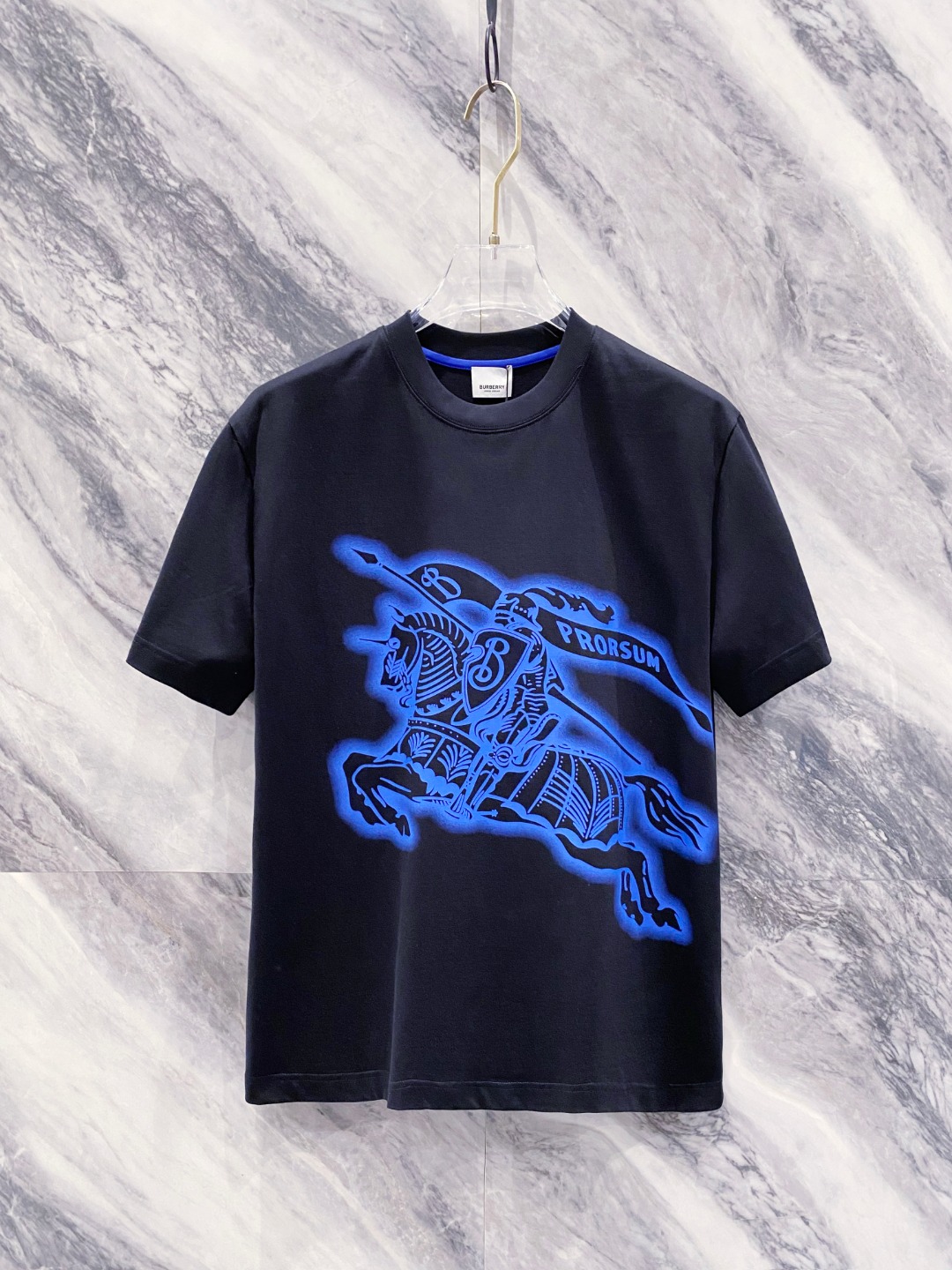 NO:458915,Burberry 2025 summer clothes new short-sleeved T-shirt for men and women,!  Customized exclusive pure cotton fabric, customized original craft threads, and chest heavy-work letter logo craft design!  Simple and generous, calm and versatile, extremely high-end, perfectly integrated with fashion and style, a top fashionable style that perfectly suits the outside wear!  The overall feeling is natural!  The ultimate classic versatile short-sleeved T-shirt is designed with the latest three-dimensional letter logo pattern elements!  The ultimate perfection of heavy industry!  Fans who pursue high quality are please buy them by themselves, and all fans who know the goods are invited to appreciate this model together!  !  Size S-2XL S S S Shoulder Width 46 Bust 102 Clothes 66 Sleeve length 22 M Sleeve width 47 Bust 106 Clothes 67 Sleeve length 23 L Sleeve width 48 Bust 110 Clothes 68 Sleeve length 24 XL Sleeve width 49 Bust 114 Clothes 69 Sleeve length 25 2XL Sleeve width 50 Bust 116 Clothes 70 Sleeve length 26,,burberry,T-shirt,tees,t-shirt,alexander wang19860909巴宝莉 2025夏装新款男女同款短袖T恤,！定制专属纯棉面料,定制原版工艺螺纹,胸前重工字母logo工艺设计！简约大方,从容百搭,档次极高,完美融入时尚还有风情感一款完美符合外穿的顶尖时髦气质款！整体给人浑然天成的感觉！极致经典的百搭型短袖T恤,采用最新的立体字母logo图案元素设计！极致的重工极致的完美！追求高品质的粉丝们请自行抢购,诚邀所有识货的粉丝一同鉴赏此款！！ 尺码S-2XL S码肩宽46 胸围102 衣长66 袖长22 M码肩宽47 胸围106 衣长67 袖长23 L码肩宽48 胸围110 衣长68 袖长24 XL码肩宽49 胸围114 衣长69 袖长25 2XL码肩宽50 胸围116 衣长70 袖长26,,burberry,T-shirt,tees，t-shirt,alexander wang,Men's clothing