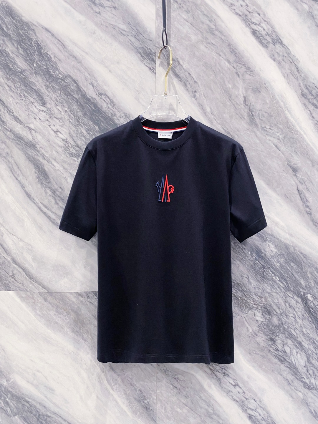 NO:458917,The 2025 summer clothes new short-sleeved T-shirt for men and women,!  Customized exclusive pure cotton fabric, customized original craft threads, and chest heavy-work letter logo craft design!  Simple and generous, calm and versatile, extremely high-end, perfectly integrated with fashion and style, a top fashionable style that perfectly suits the outside wear!  The overall feeling is natural!  The ultimate classic versatile short-sleeved T-shirt is designed with the latest three-dimensional letter logo pattern elements!  The ultimate perfection of heavy industry!  Fans who pursue high quality are please buy them by themselves, and all fans who know the goods are invited to appreciate this model together!  !  Size S-2XL S S S Shoulder Width 46 Bust 102 Clothes 66 Sleeve length 22 M Sleeve width 47 Bust 106 Clothes 67 Sleeve length 23 L Sleeve width 48 Bust 110 Clothes 68 Sleeve length 24 XL Sleeve width 49 Bust 114 Clothes 69 Sleeve length 25 2XL Sleeve width 50 Bust 116 Clothes 70 Sleeve length 26, Moncler, T-shirt,tees, t-shirt,alexander wang19860909蒙口 2025夏装新款男女同款短袖T恤,！定制专属纯棉面料,定制原版工艺螺纹,胸前重工字母logo工艺设计！简约大方,从容百搭,档次极高,完美融入时尚还有风情感一款完美符合外穿的顶尖时髦气质款！整体给人浑然天成的感觉！极致经典的百搭型短袖T恤,采用最新的立体字母logo图案元素设计！极致的重工极致的完美！追求高品质的粉丝们请自行抢购,诚邀所有识货的粉丝一同鉴赏此款！！ 尺码S-2XL S码肩宽46 胸围102 衣长66 袖长22 M码肩宽47 胸围106 衣长67 袖长23 L码肩宽48 胸围110 衣长68 袖长24 XL码肩宽49 胸围114 衣长69 袖长25 2XL码肩宽50 胸围116 衣长70 袖长26,,Moncler,T-shirt,tees，t-shirt,alexander wang,Men's clothing